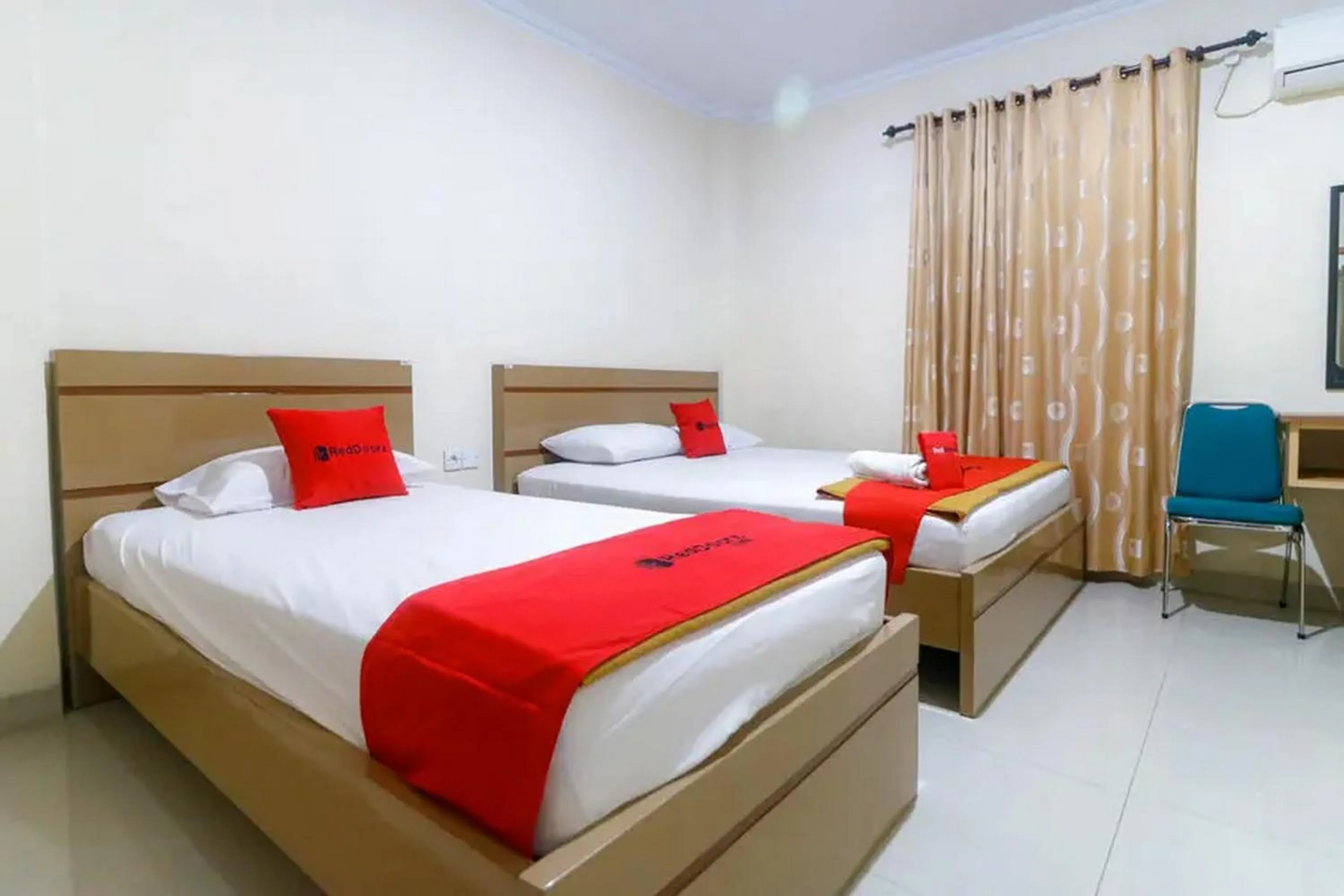 Bedroom, Bed in RedDoorz Plus near WTC Batanghari Mall