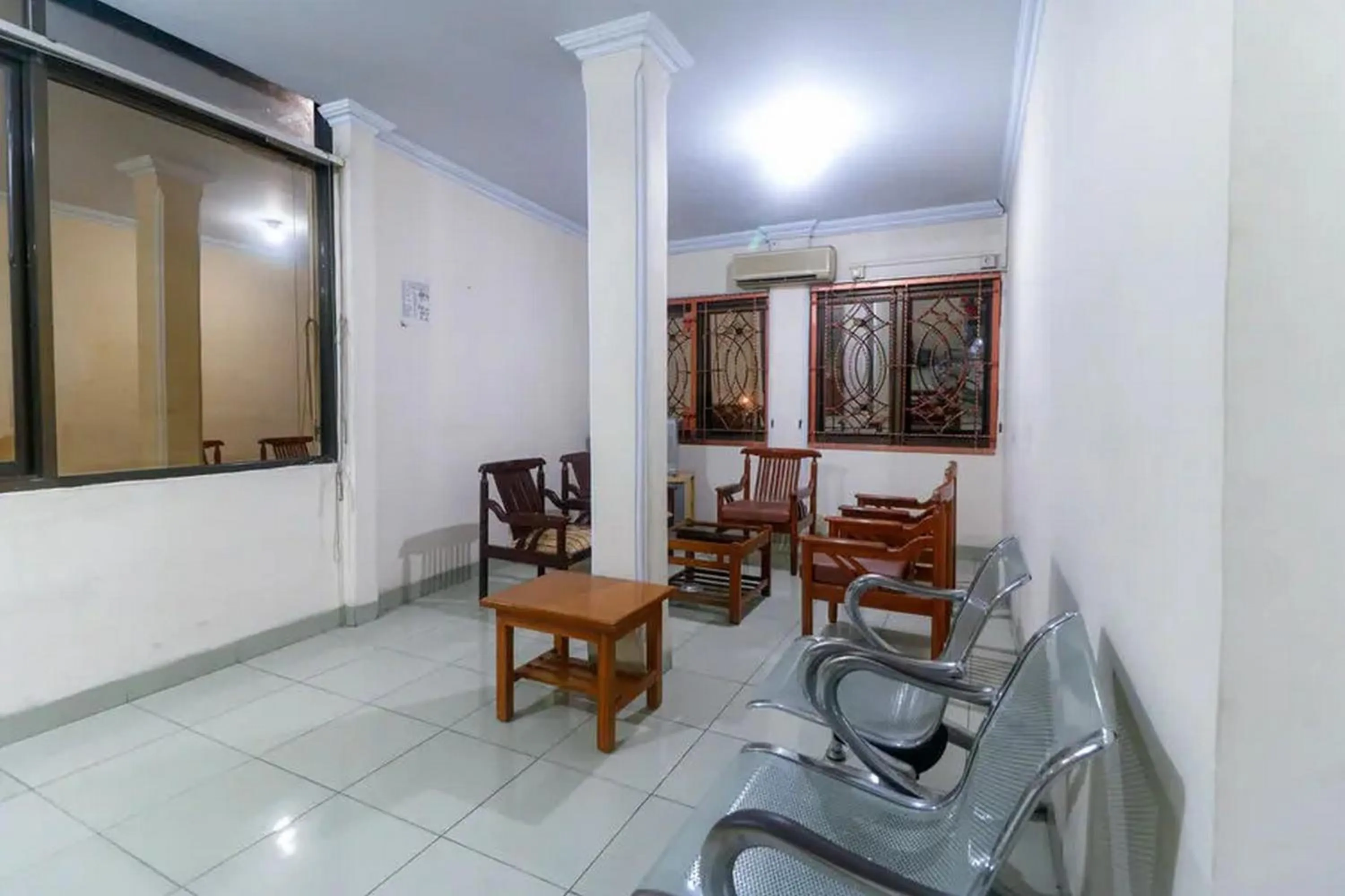 Living room in RedDoorz Plus near WTC Batanghari Mall