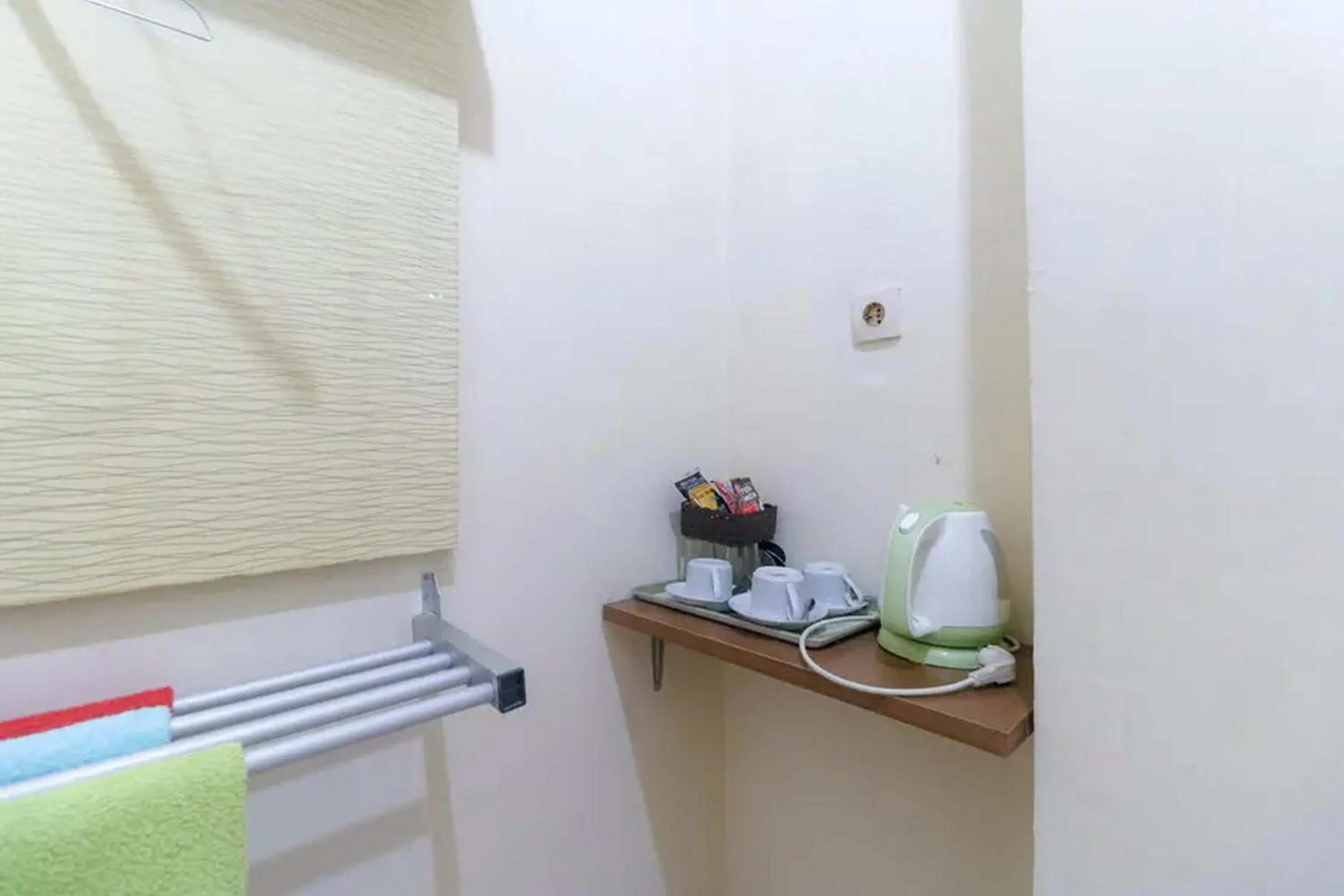 Bedroom, Bed in RedDoorz Plus near WTC Batanghari Mall