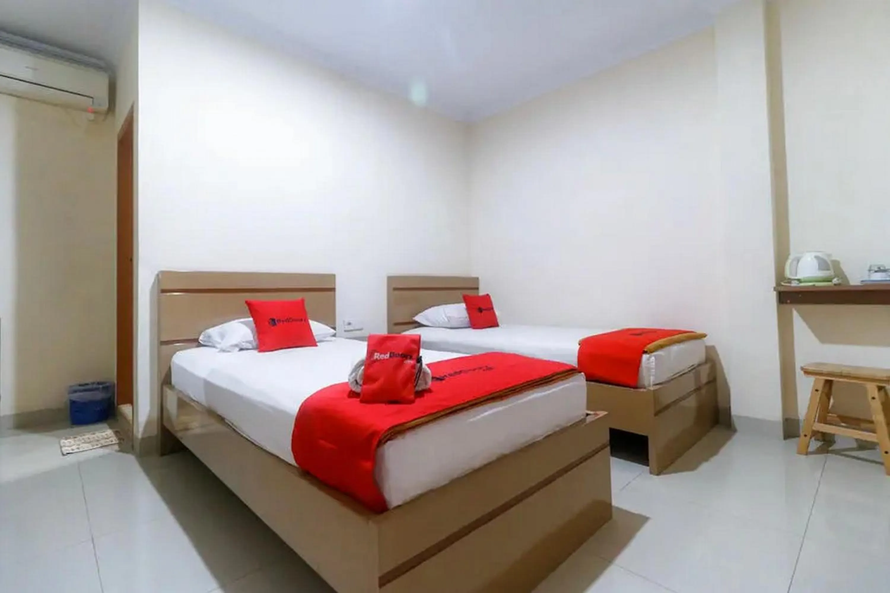 Bedroom, Bed in RedDoorz Plus near WTC Batanghari Mall