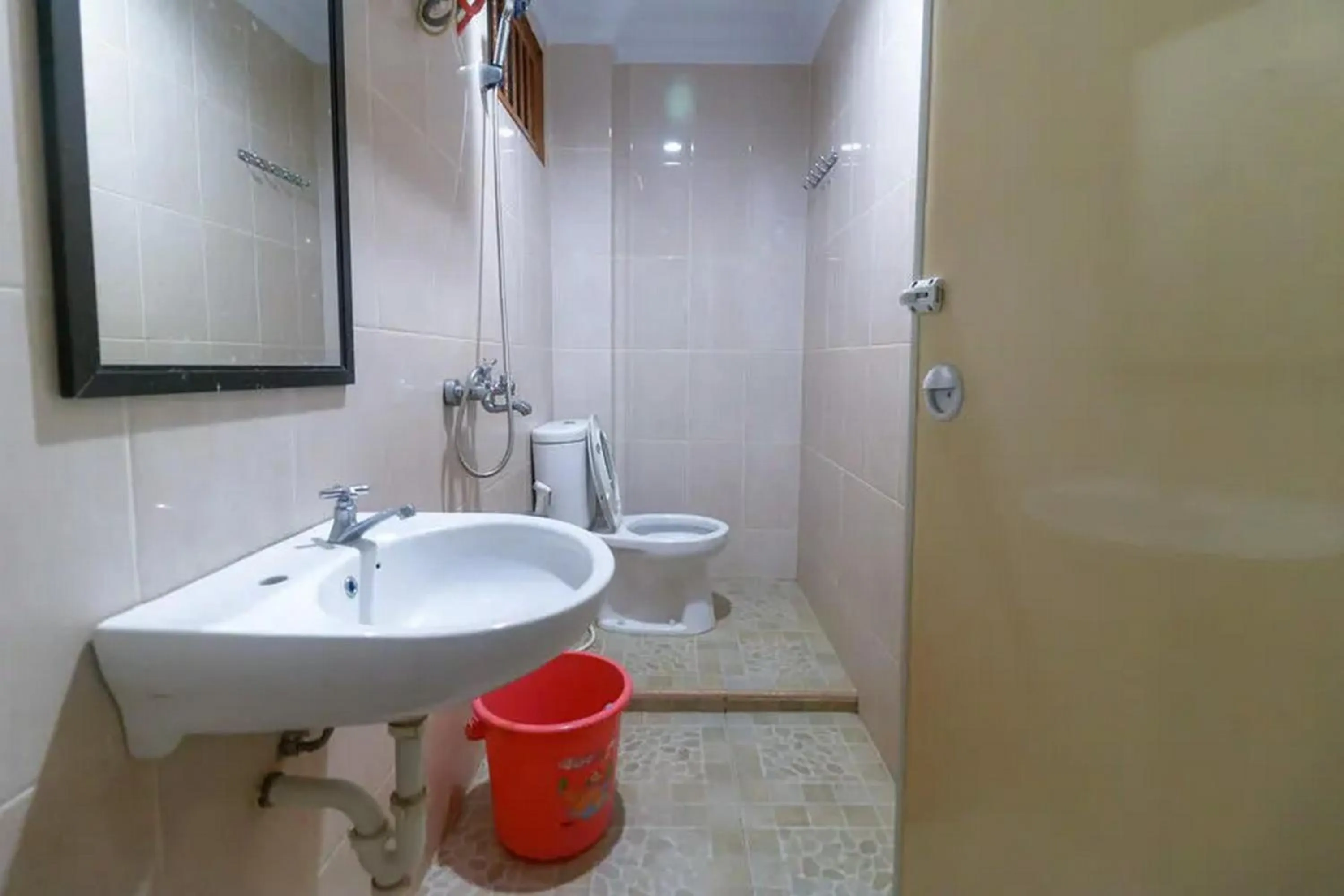 Bathroom in RedDoorz Plus near WTC Batanghari Mall
