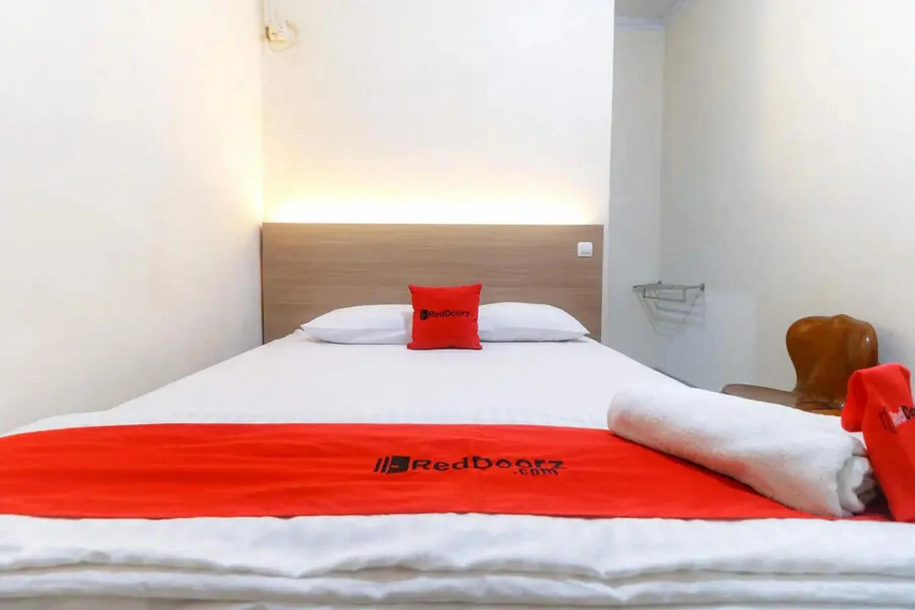 Bedroom, Bed in RedDoorz Plus near WTC Batanghari Mall