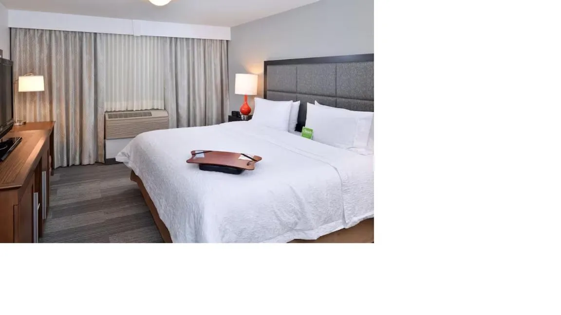 Bed in Hampton Inn & Suites by Hilton Calgary University NW