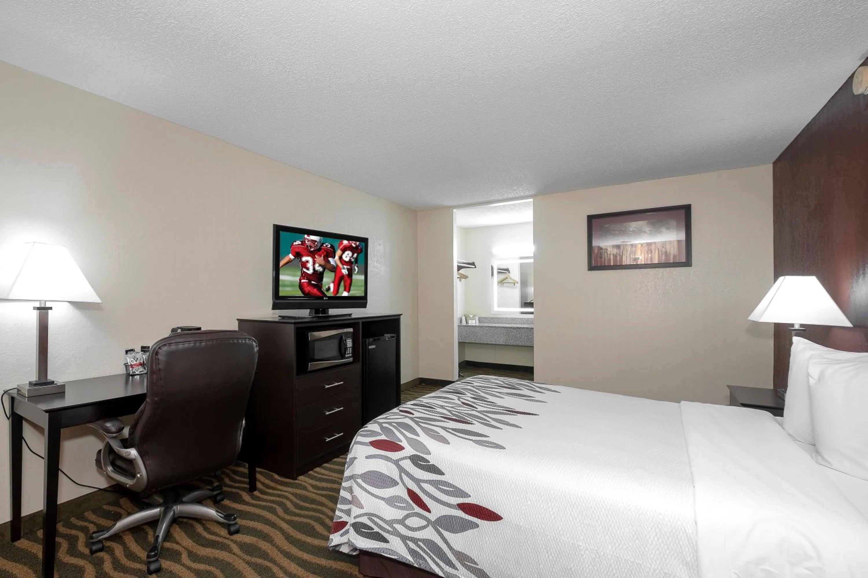 Photo of the whole room, Bed in Red Roof Inn Murray