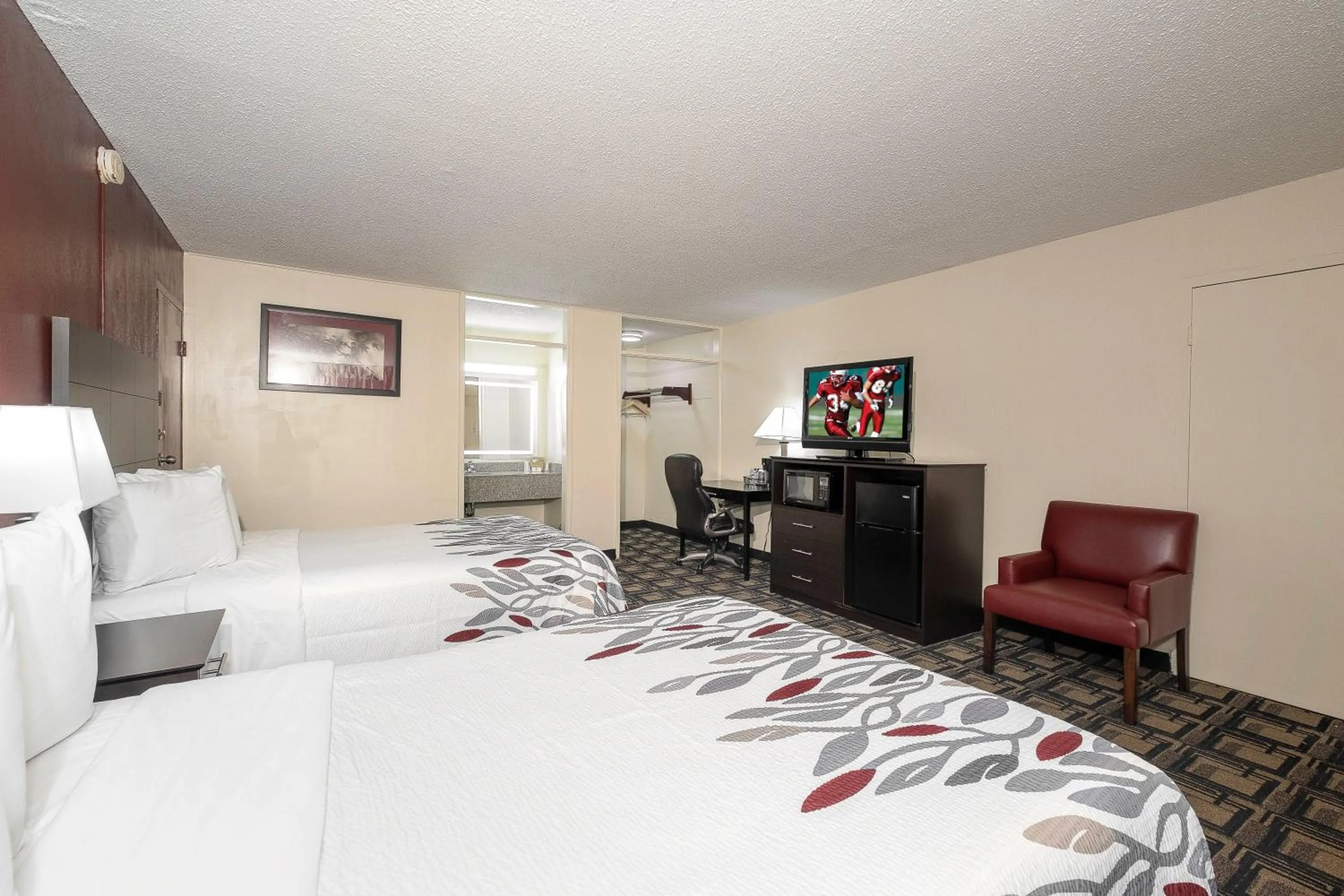 Photo of the whole room, Bed in Red Roof Inn Murray