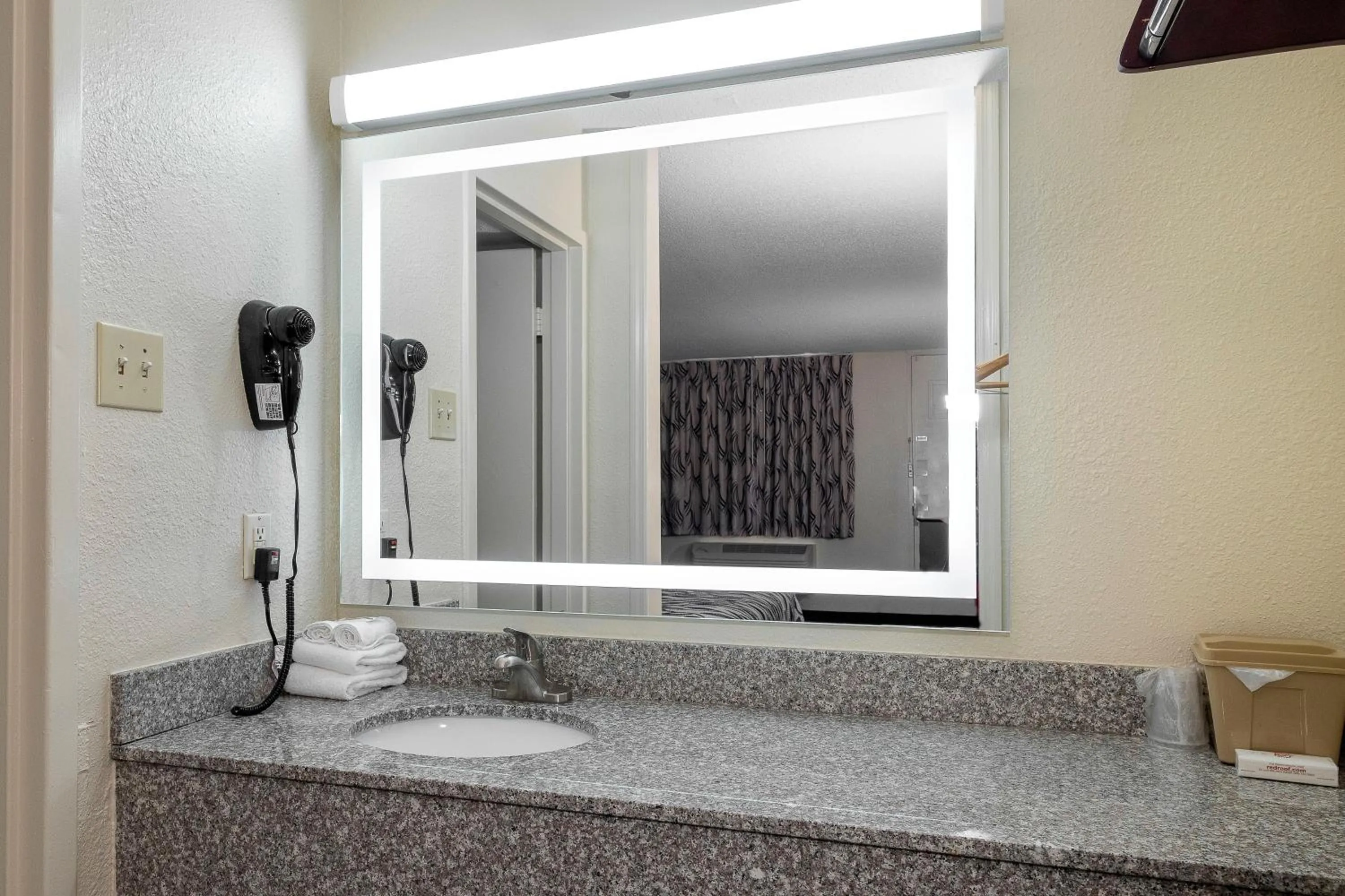 Bathroom in Red Roof Inn Murray