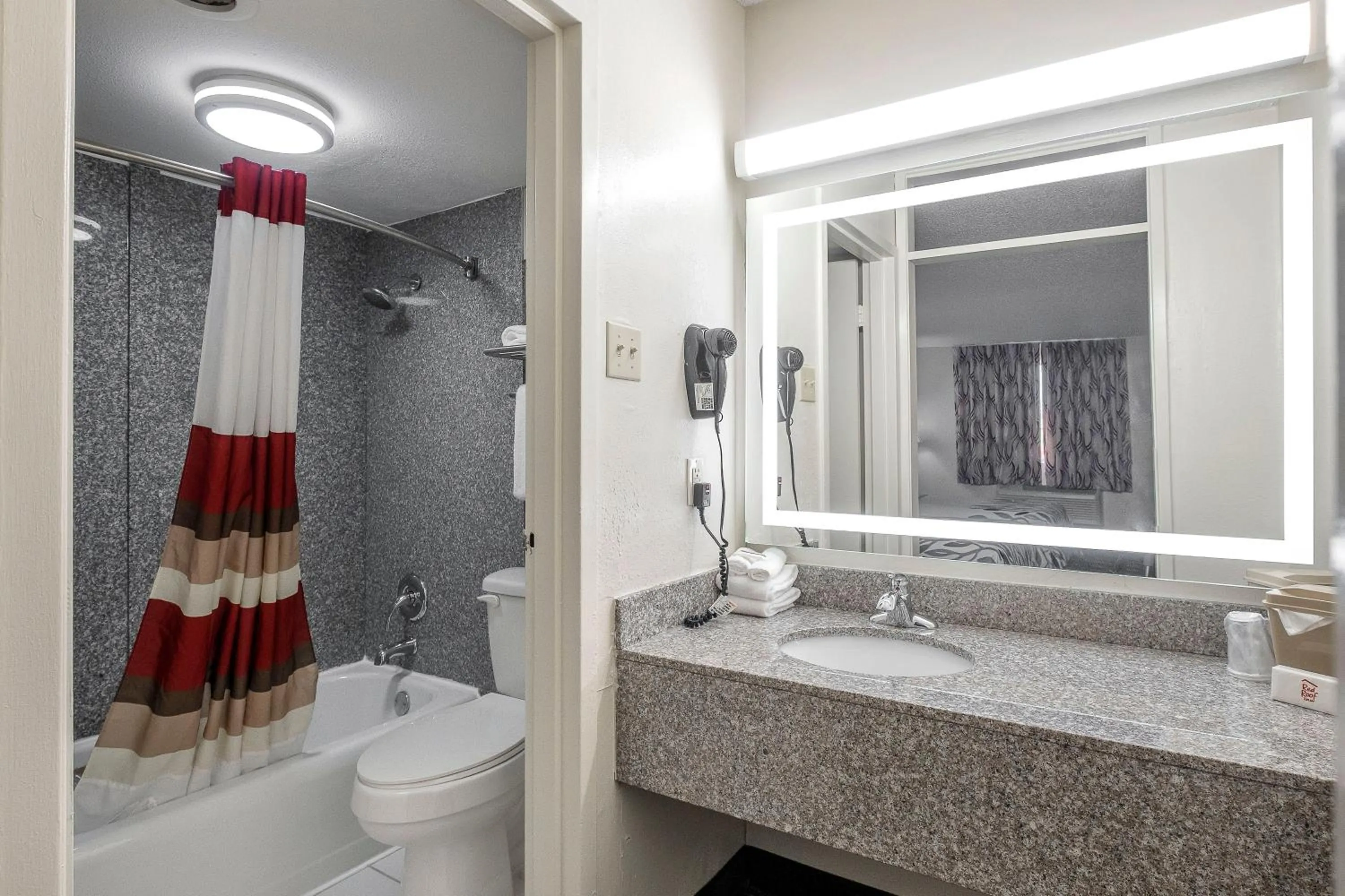 Bathroom in Red Roof Inn Murray