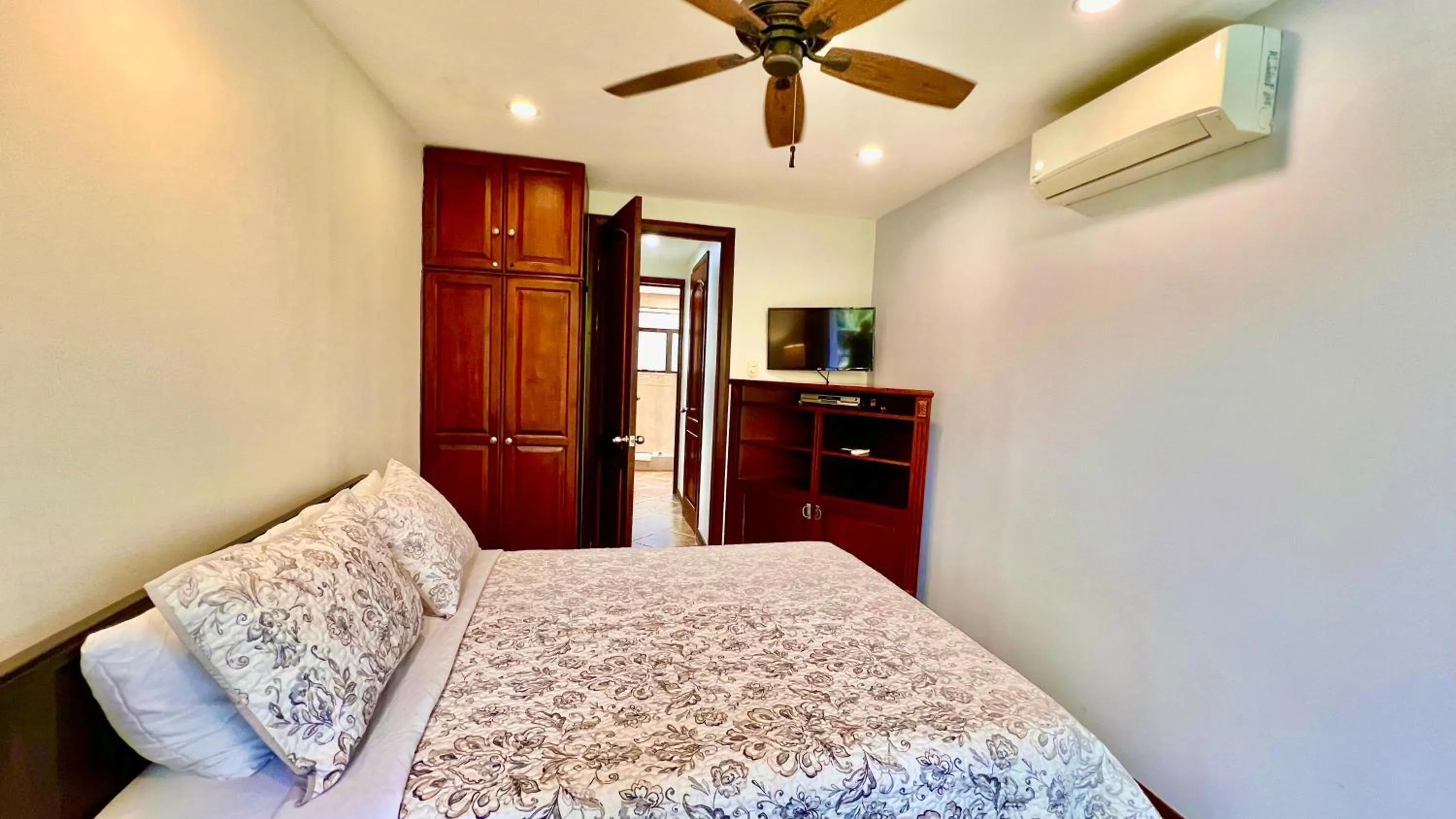Guests, Bed in Monte Carlo Luxury Condominiums