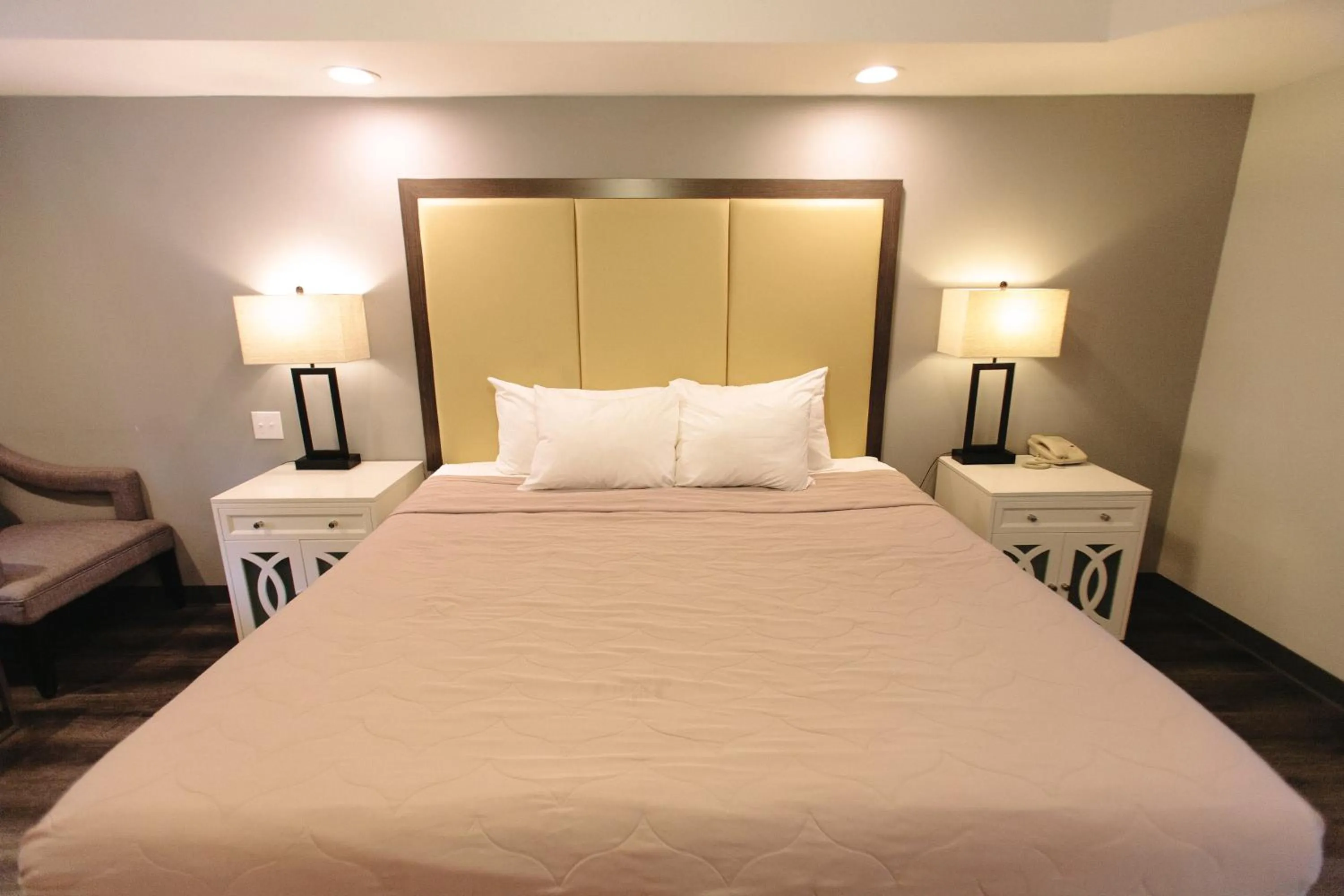 Bed in Riverbend Motel & Cabins