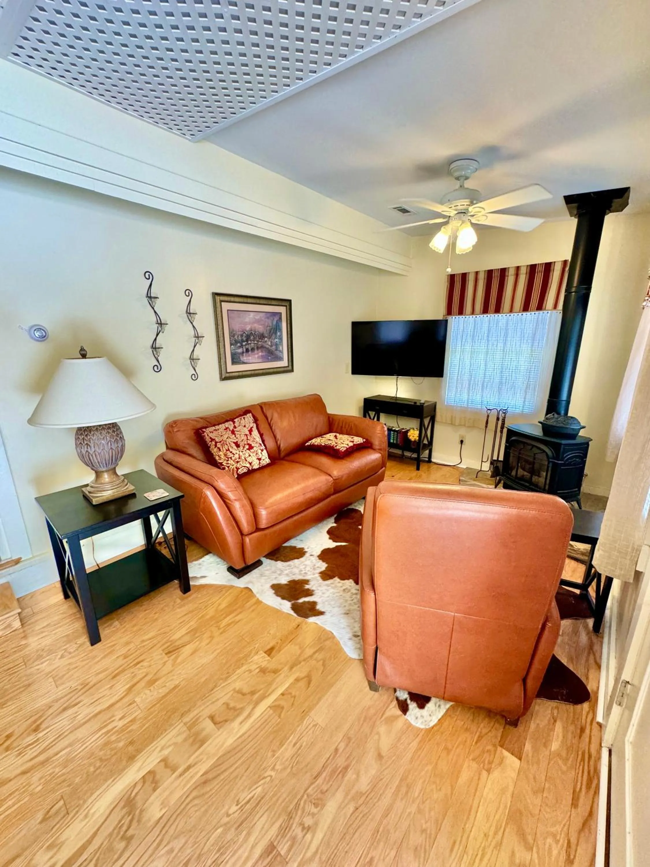 Seating area in Riverbend Motel & Cabins