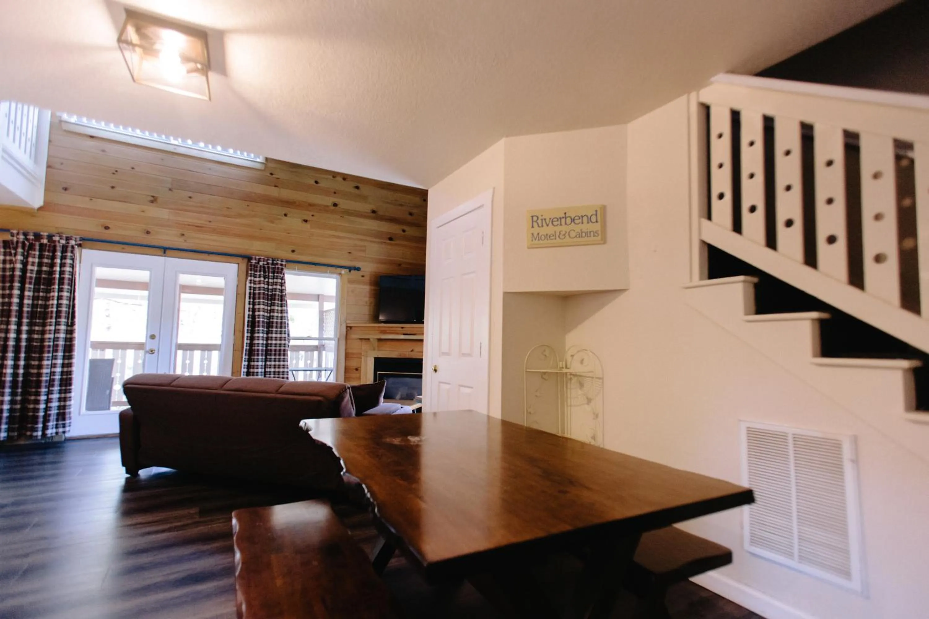 Living room in Riverbend Motel & Cabins