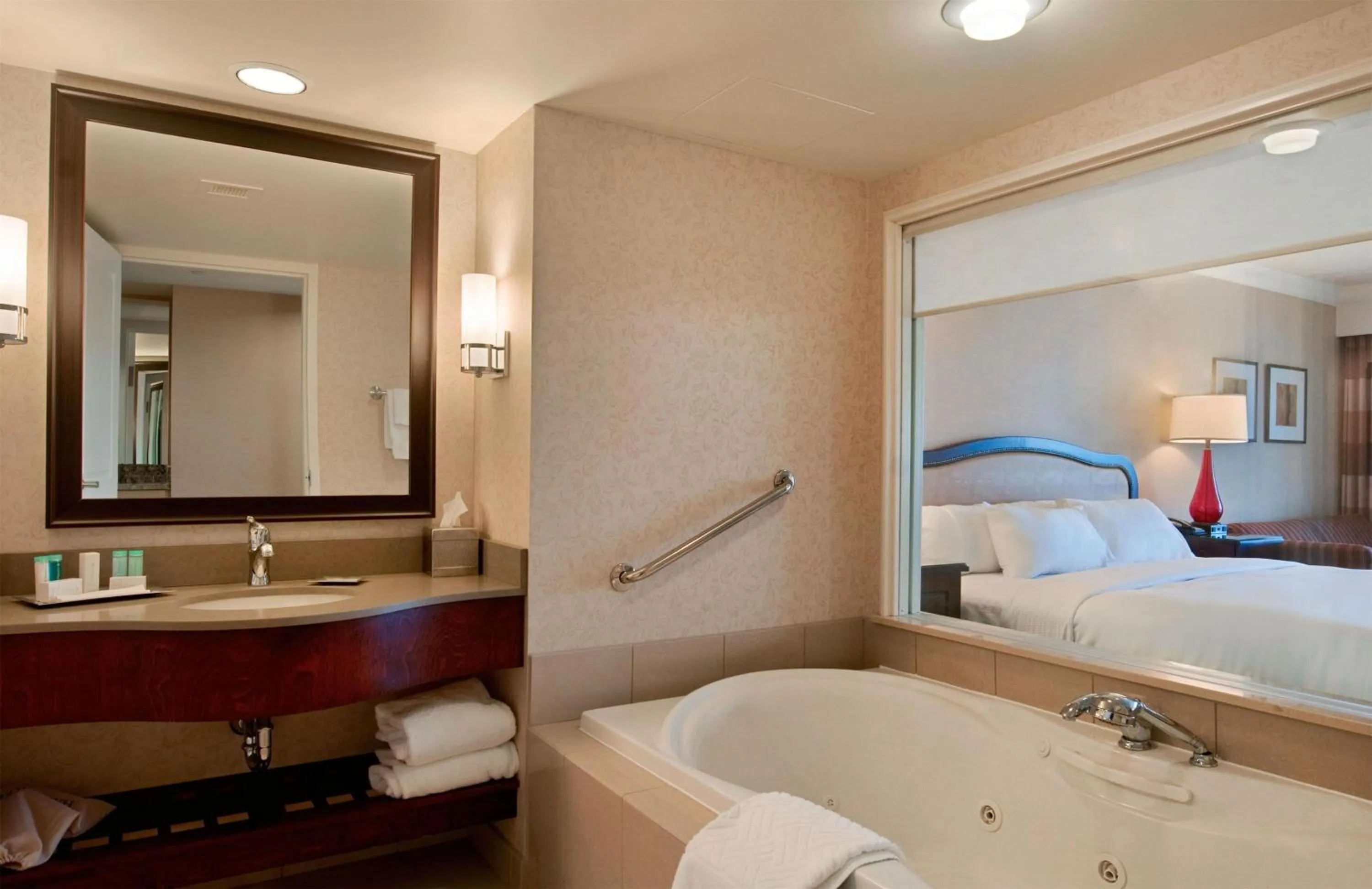 Bathroom, Bed in Hilton Niagara Falls/ Fallsview Hotel and Suites
