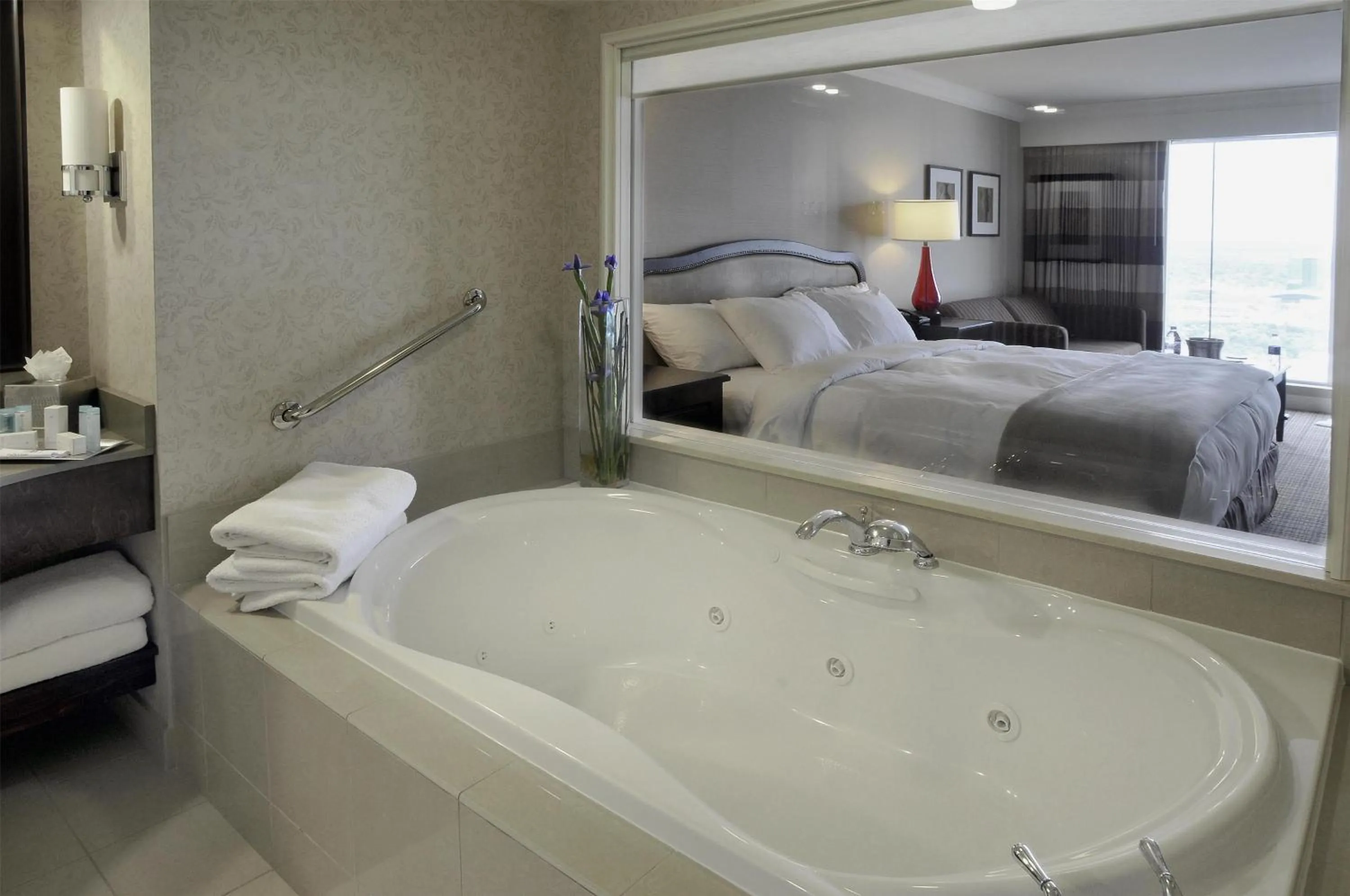 Bathroom, Bed in Hilton Niagara Falls/ Fallsview Hotel and Suites