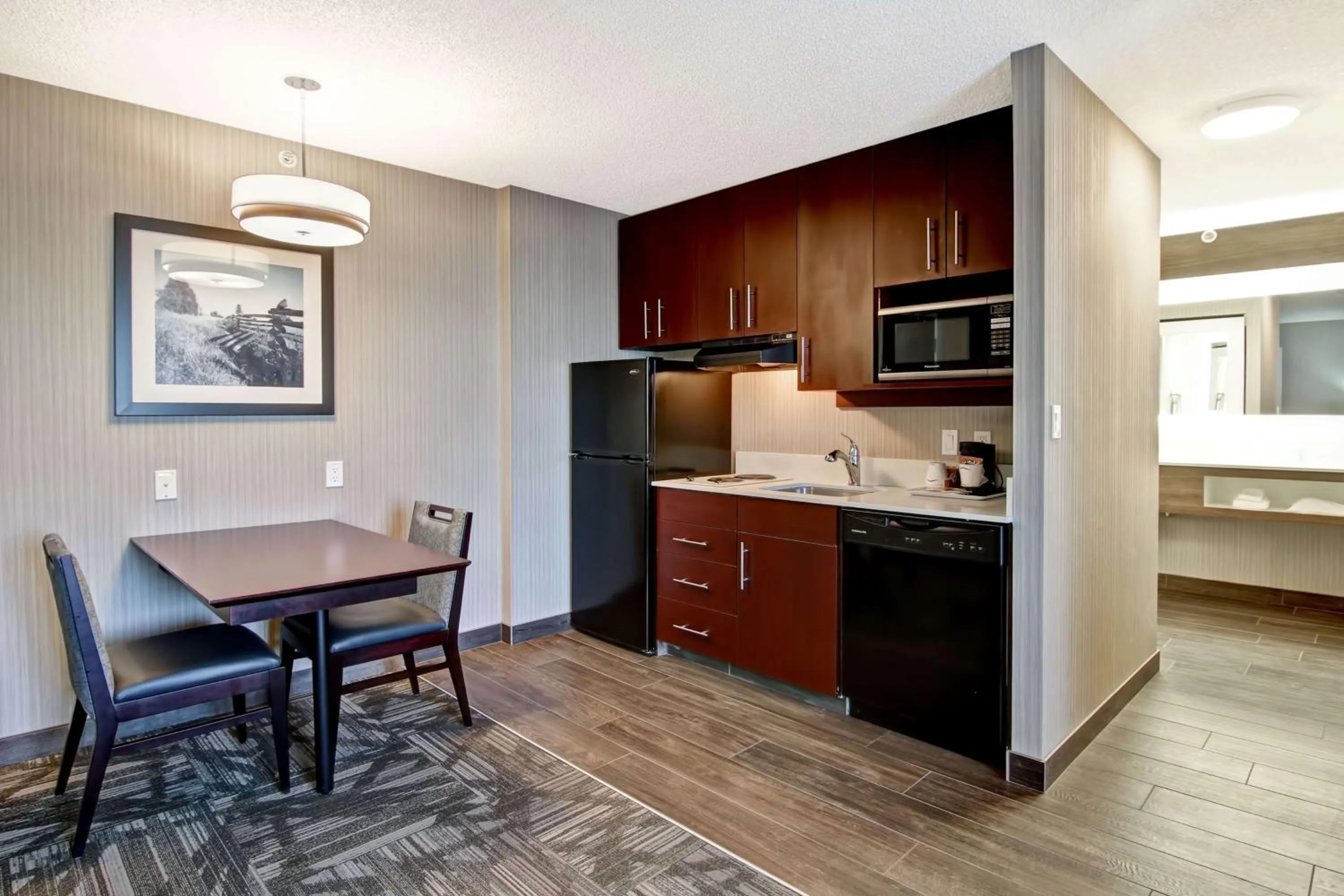 Kitchen or kitchenette in Hampton Inn & Suites by Hilton Calgary-Airport