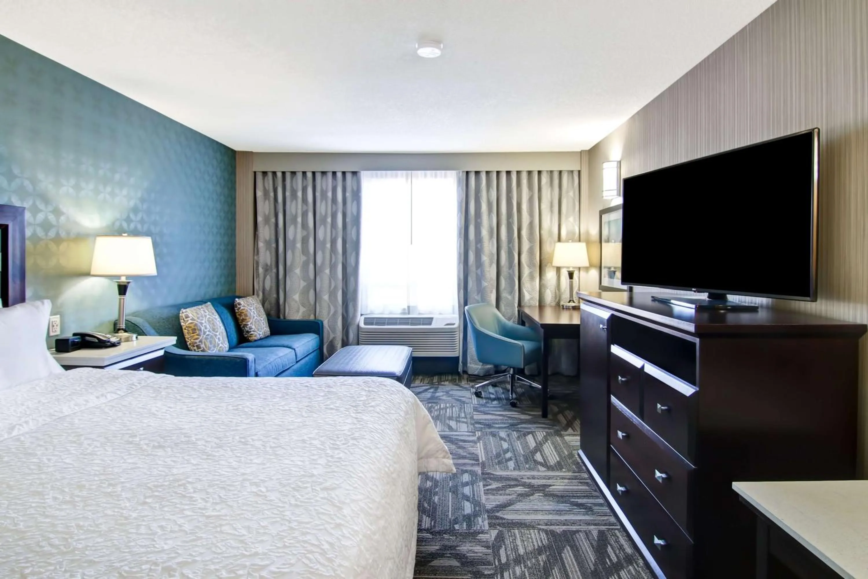 Bedroom, Bed in Hampton Inn & Suites by Hilton Calgary-Airport