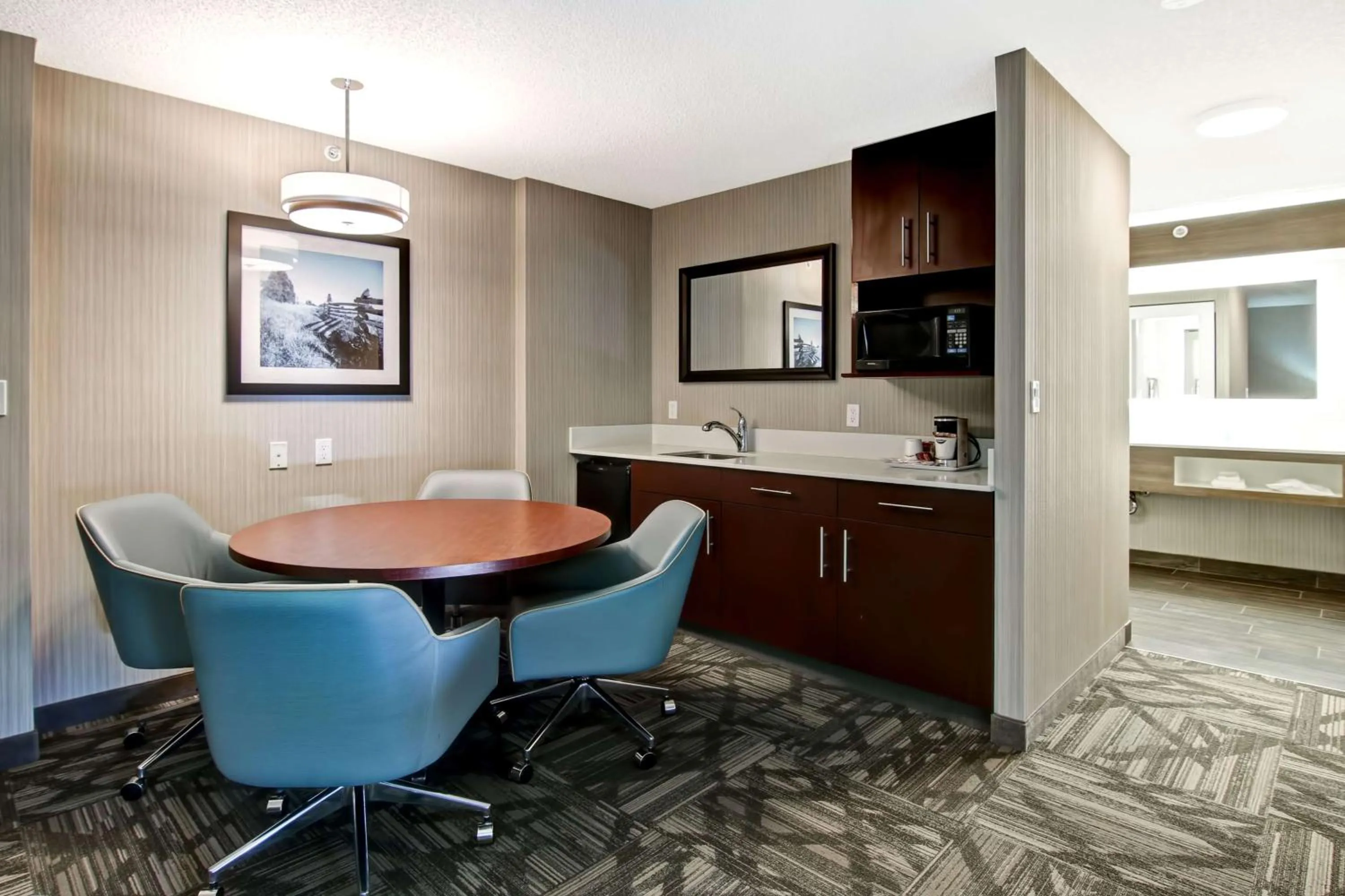 Living room in Hampton Inn & Suites by Hilton Calgary-Airport