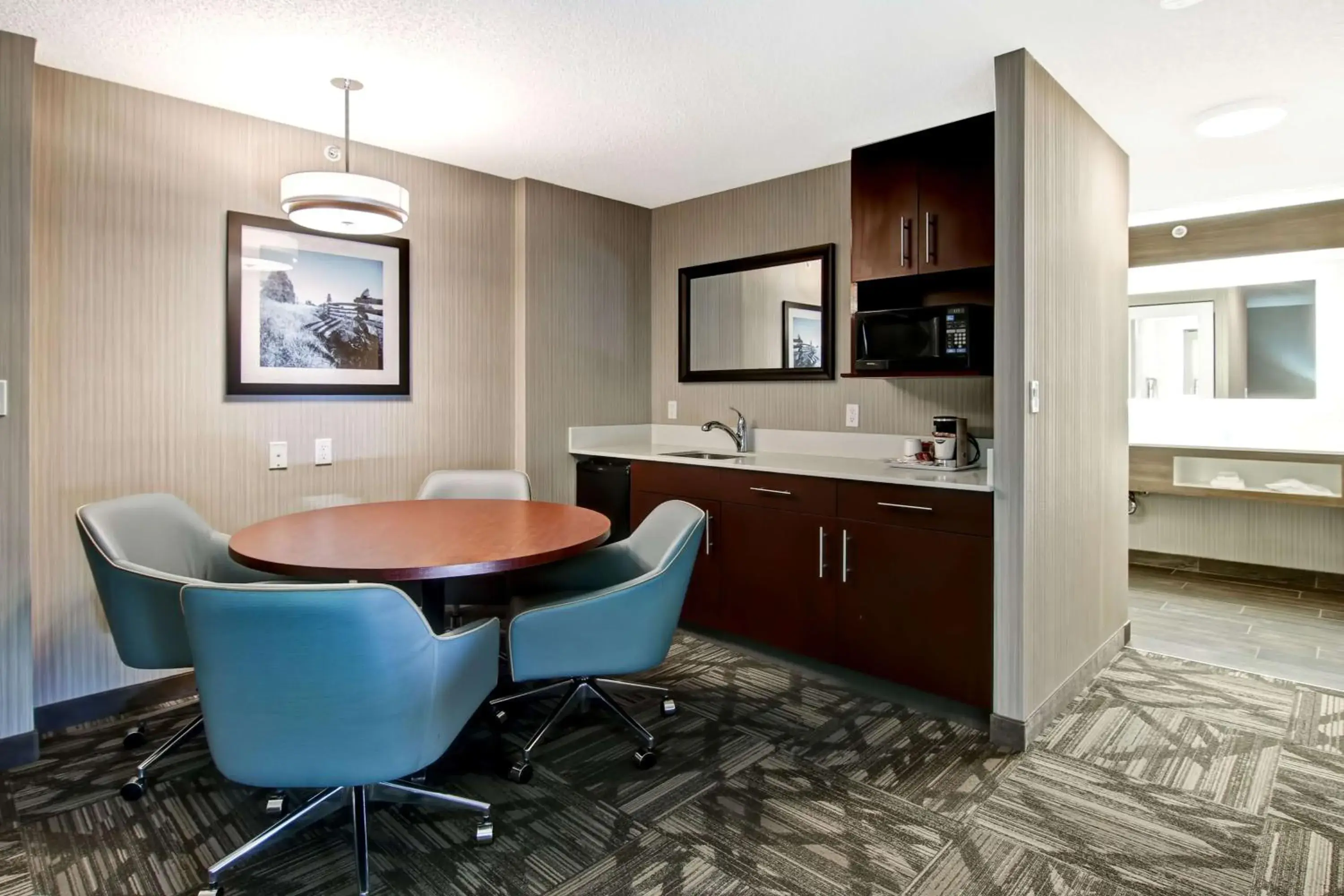 King Meeting Suite - Non-Smoking in Hampton Inn & Suites by Hilton Calgary-Airport King Meeting Suite - Non-Smoking in Hampton Inn & Suites by Hilton Calgary-Airport