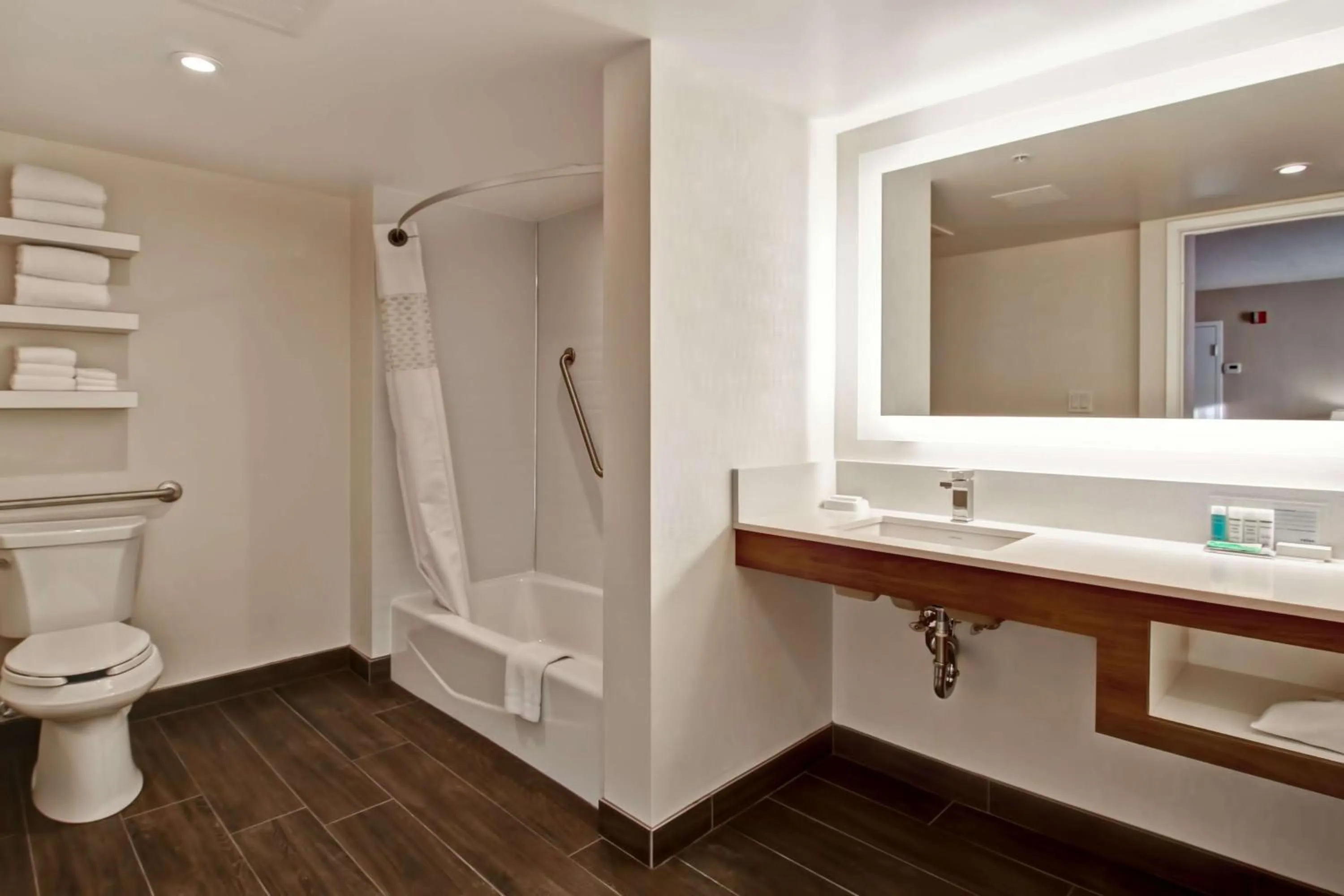 Bathroom in Hampton Inn & Suites by Hilton Calgary-Airport