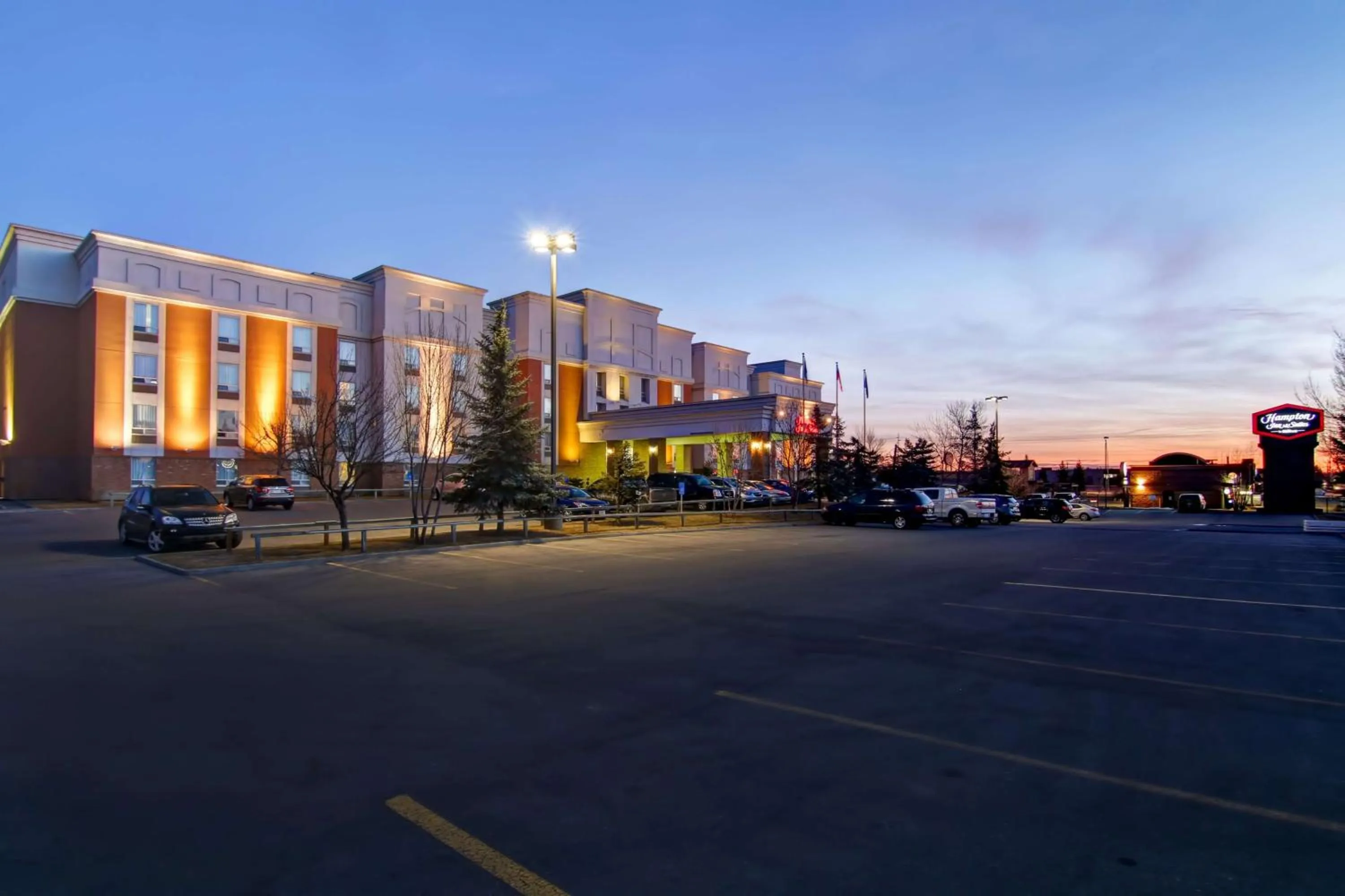 Property building in Hampton Inn & Suites by Hilton Calgary-Airport