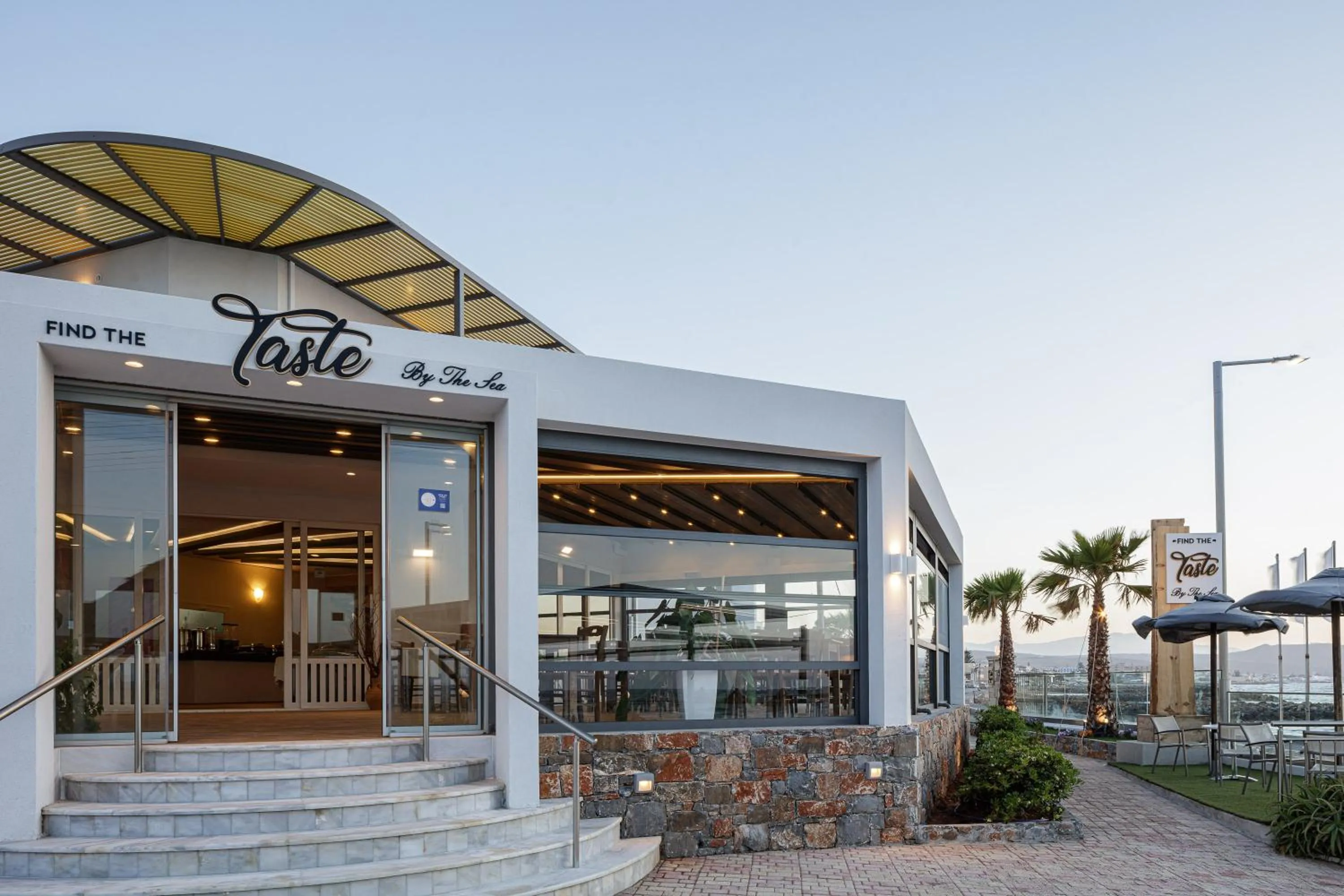 Restaurant/places to eat in Golden Bay Boutique Hotel & Bungalows