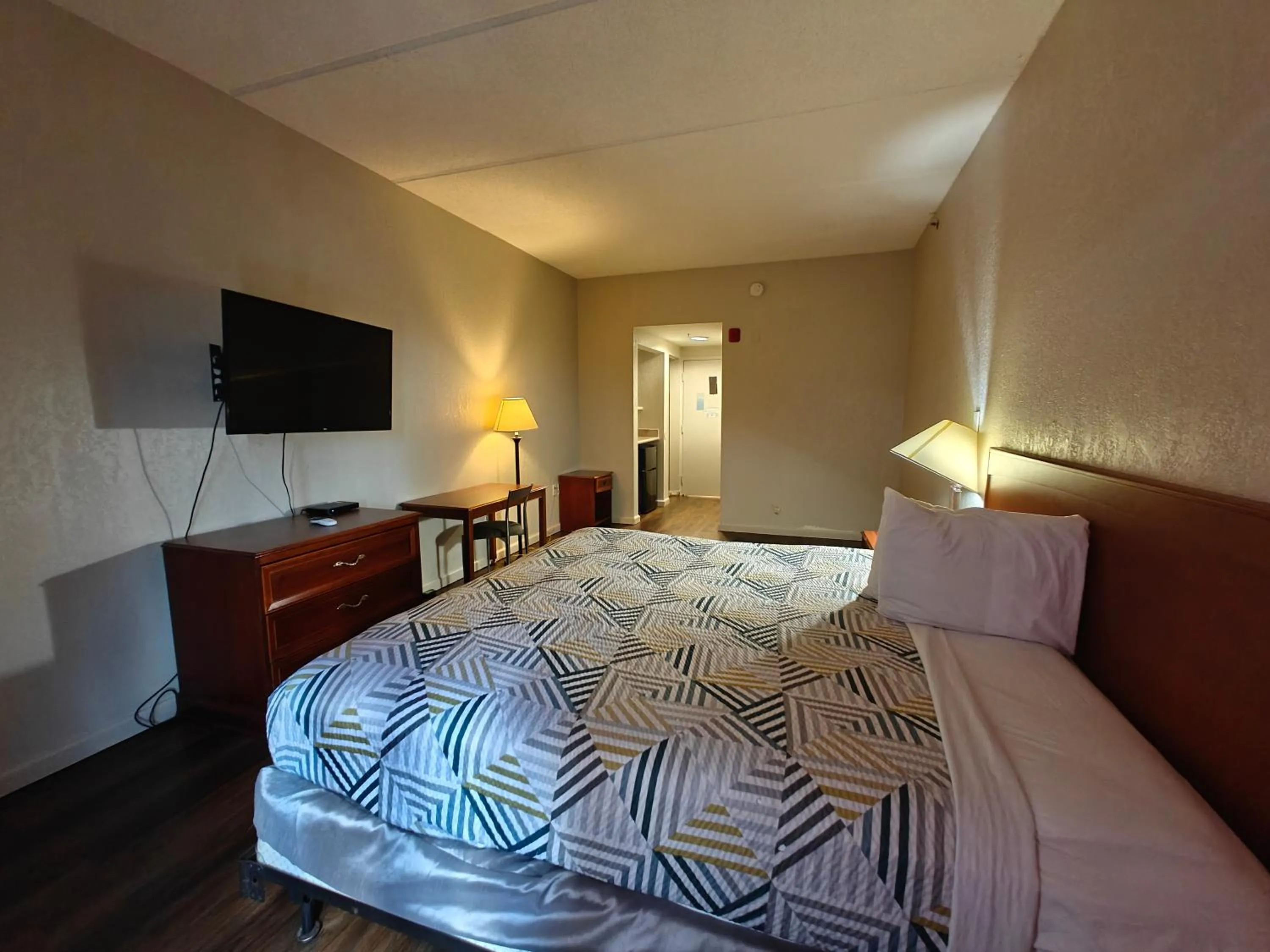 Bed in Budgetel Inns & Suites - Atlanta Galleria Stadium