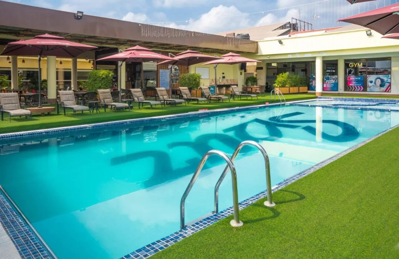Swimming pool in Verona Hotel and Conference Center