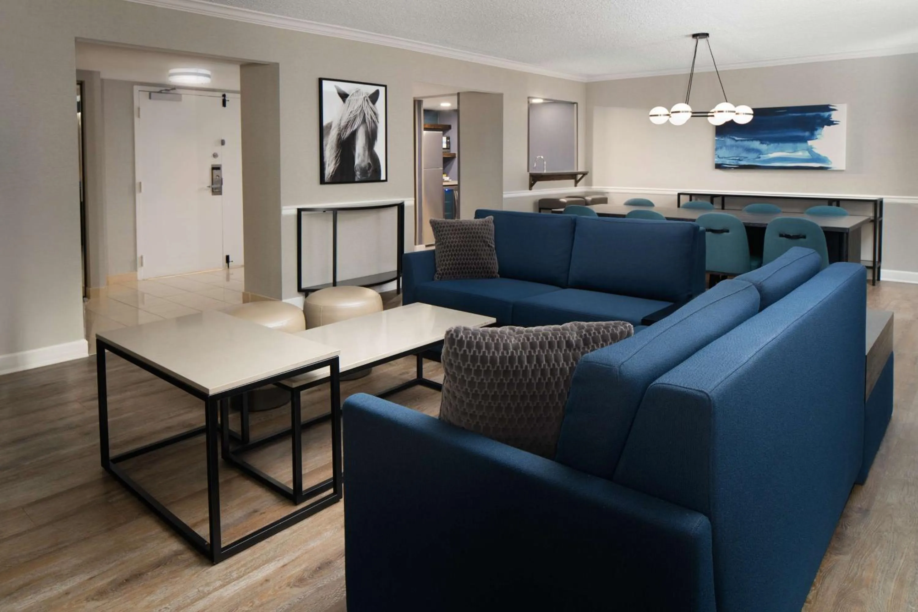 Living room in DoubleTree By Hilton Baltimore North Pikesville