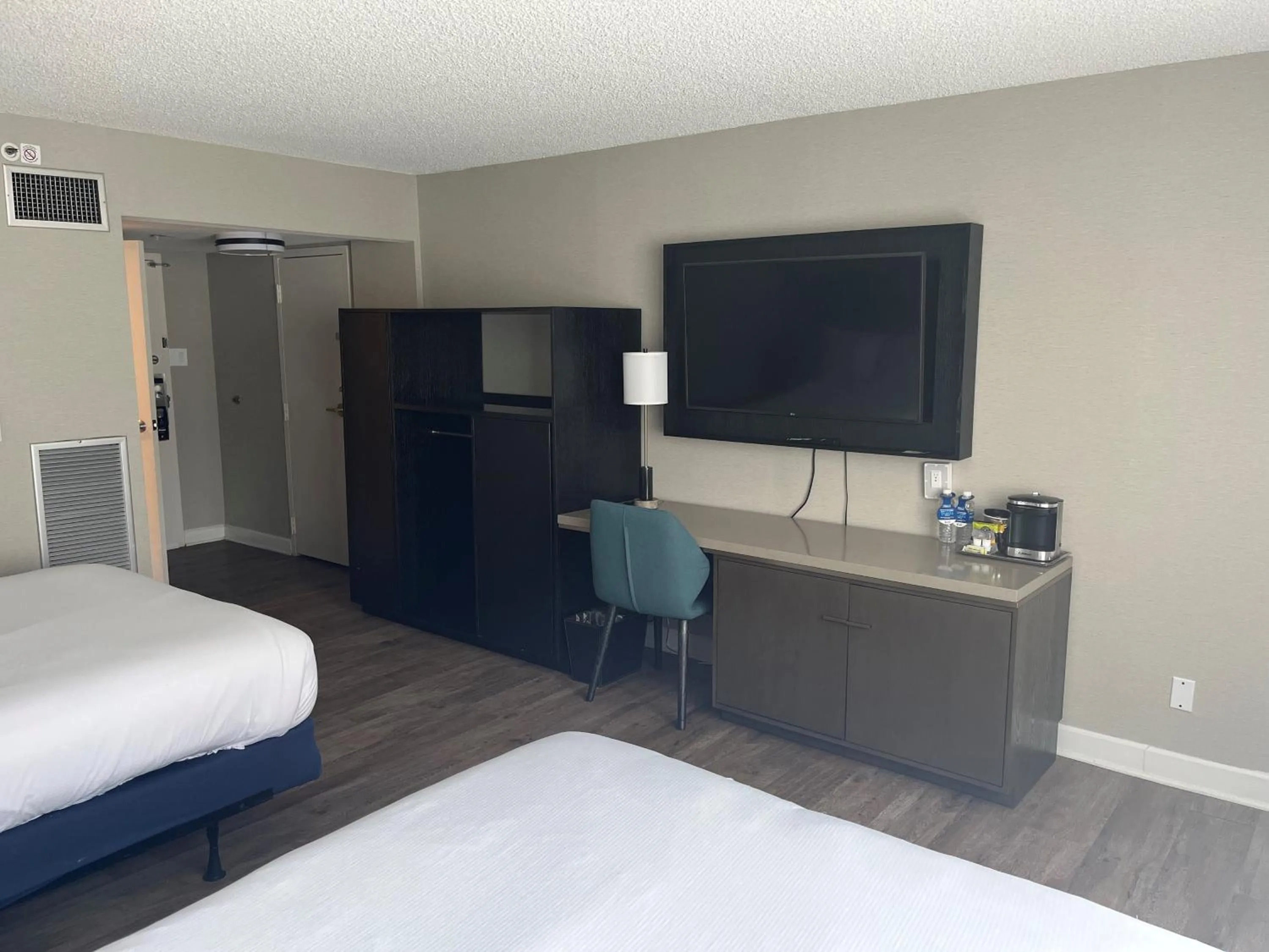 Bedroom, Bed in DoubleTree By Hilton Baltimore North Pikesville
