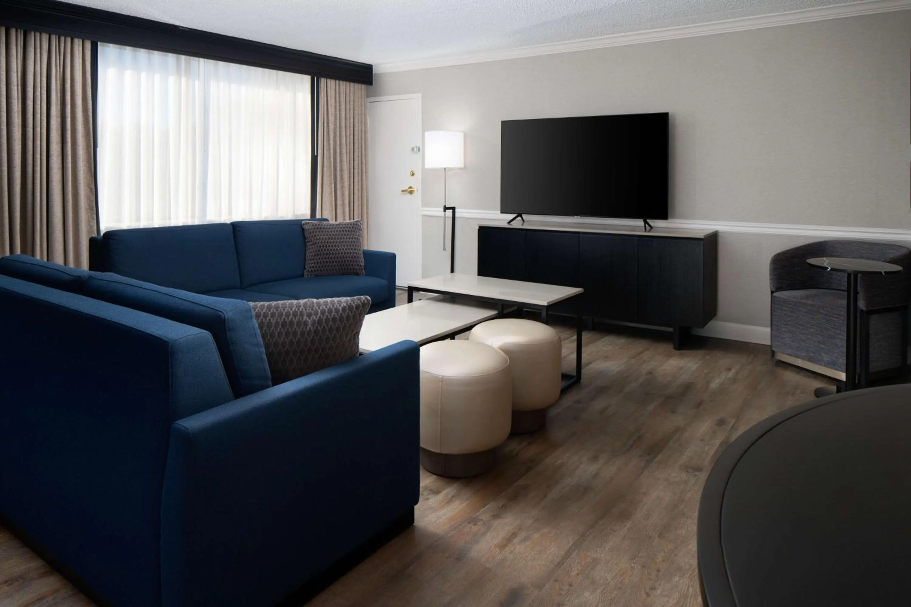 Living room in DoubleTree By Hilton Baltimore North Pikesville