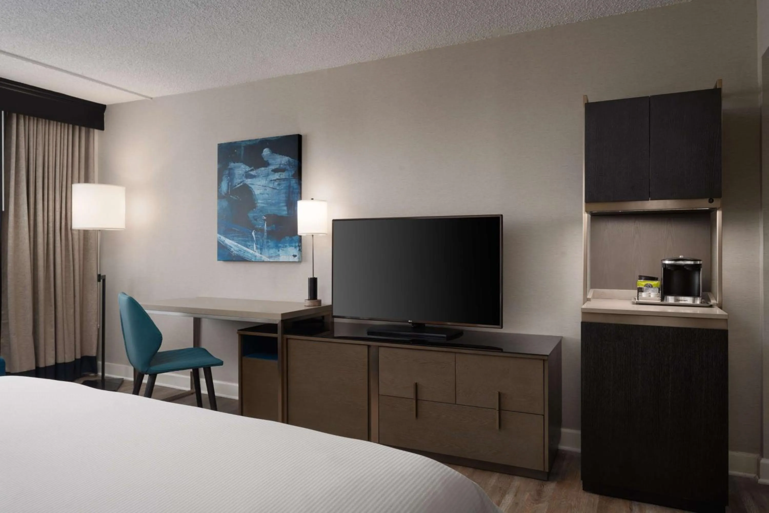 Bedroom, Bed in DoubleTree By Hilton Baltimore North Pikesville