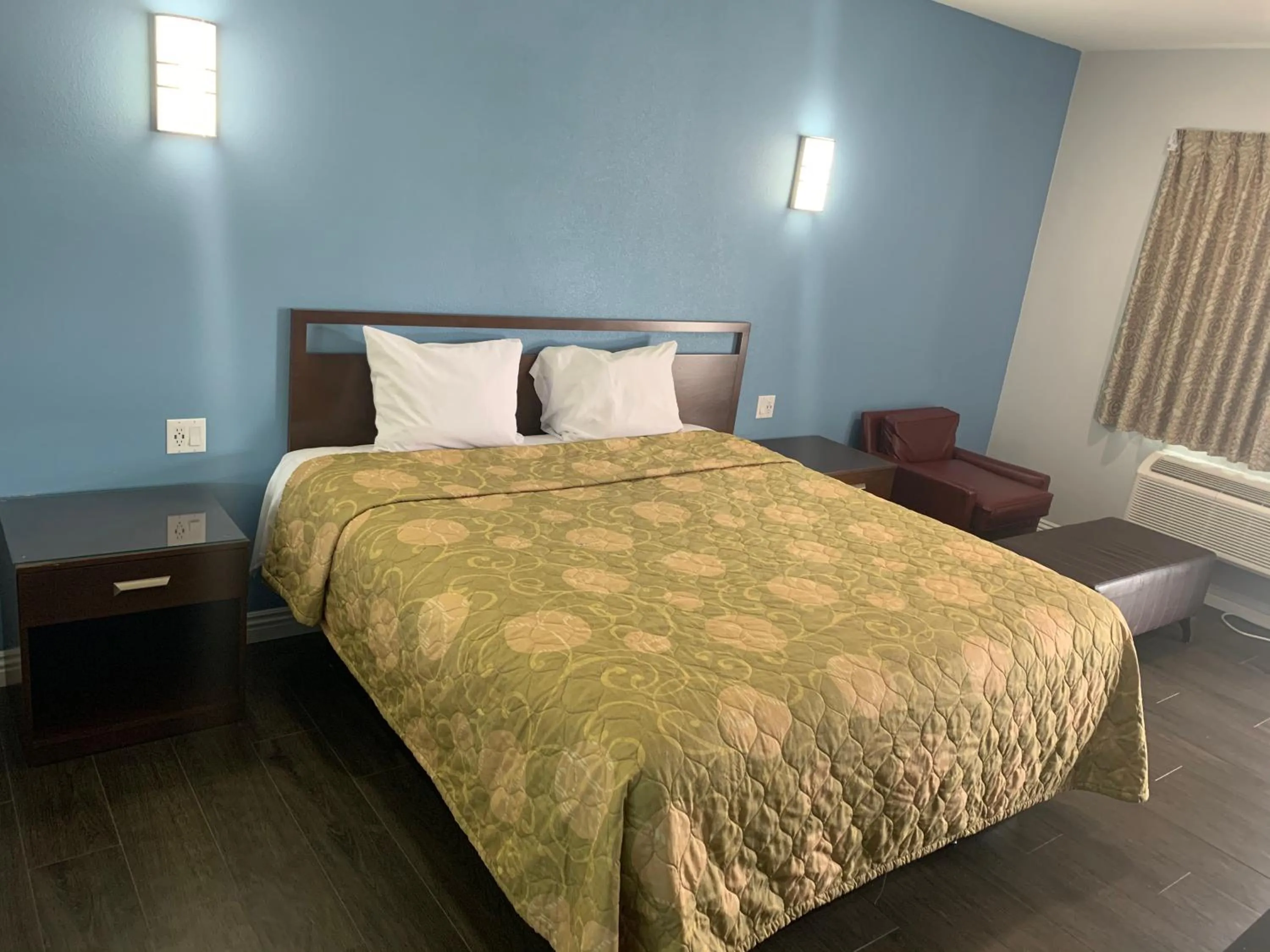 Photo of the whole room, Bed in Crescent Inn