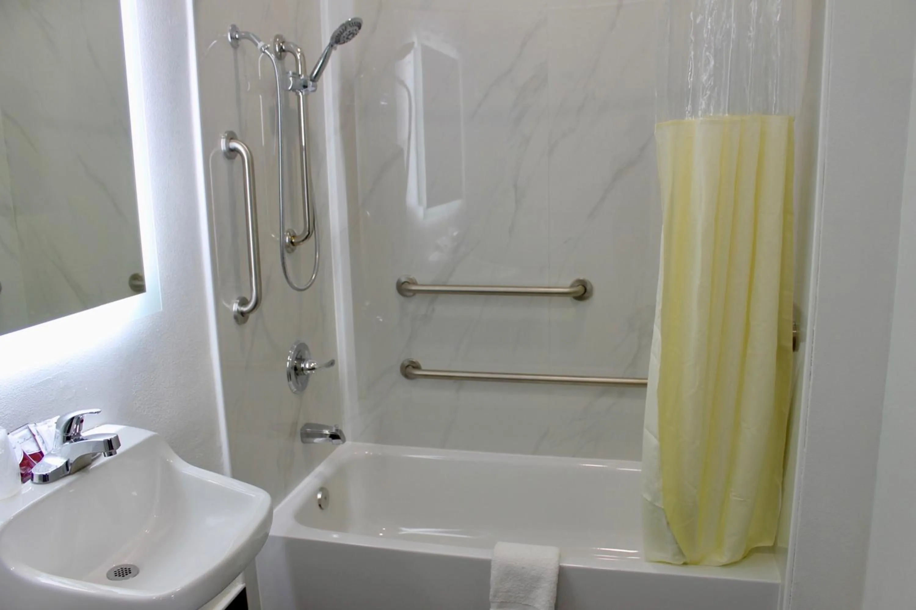 Bathroom in Crescent Inn