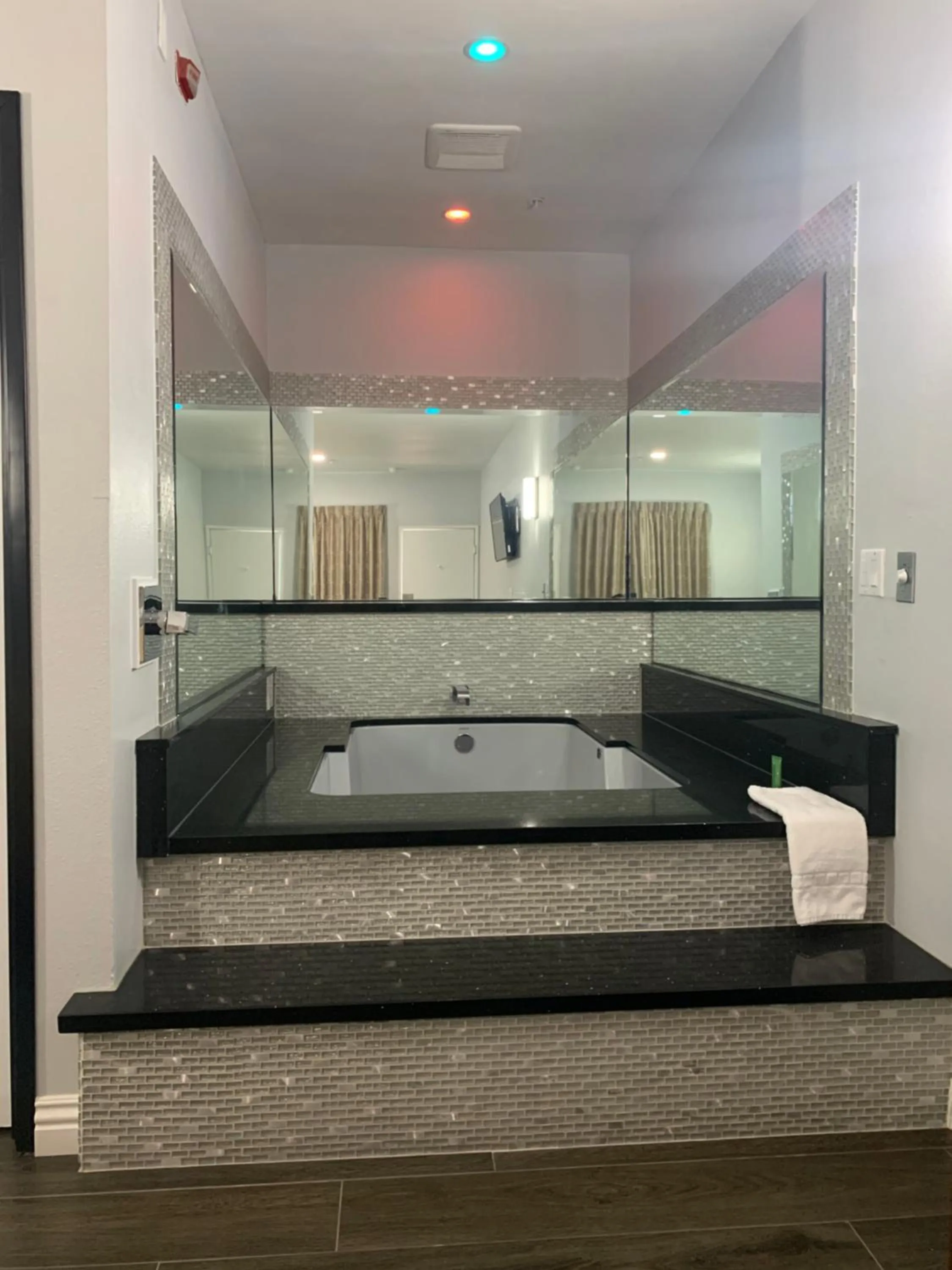 Hot Tub in Crescent Inn