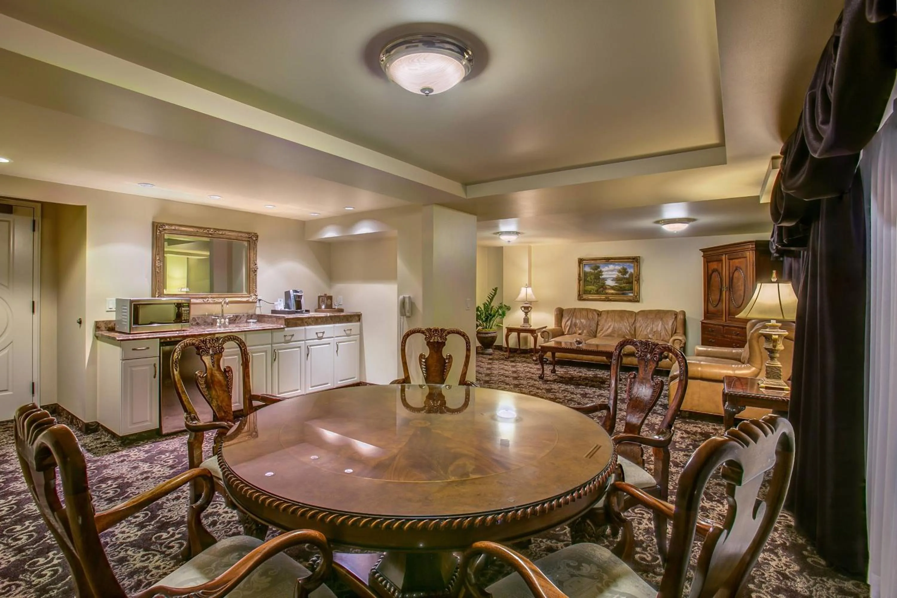 Photo of the whole room in Davenport Hotel, Autograph Collection