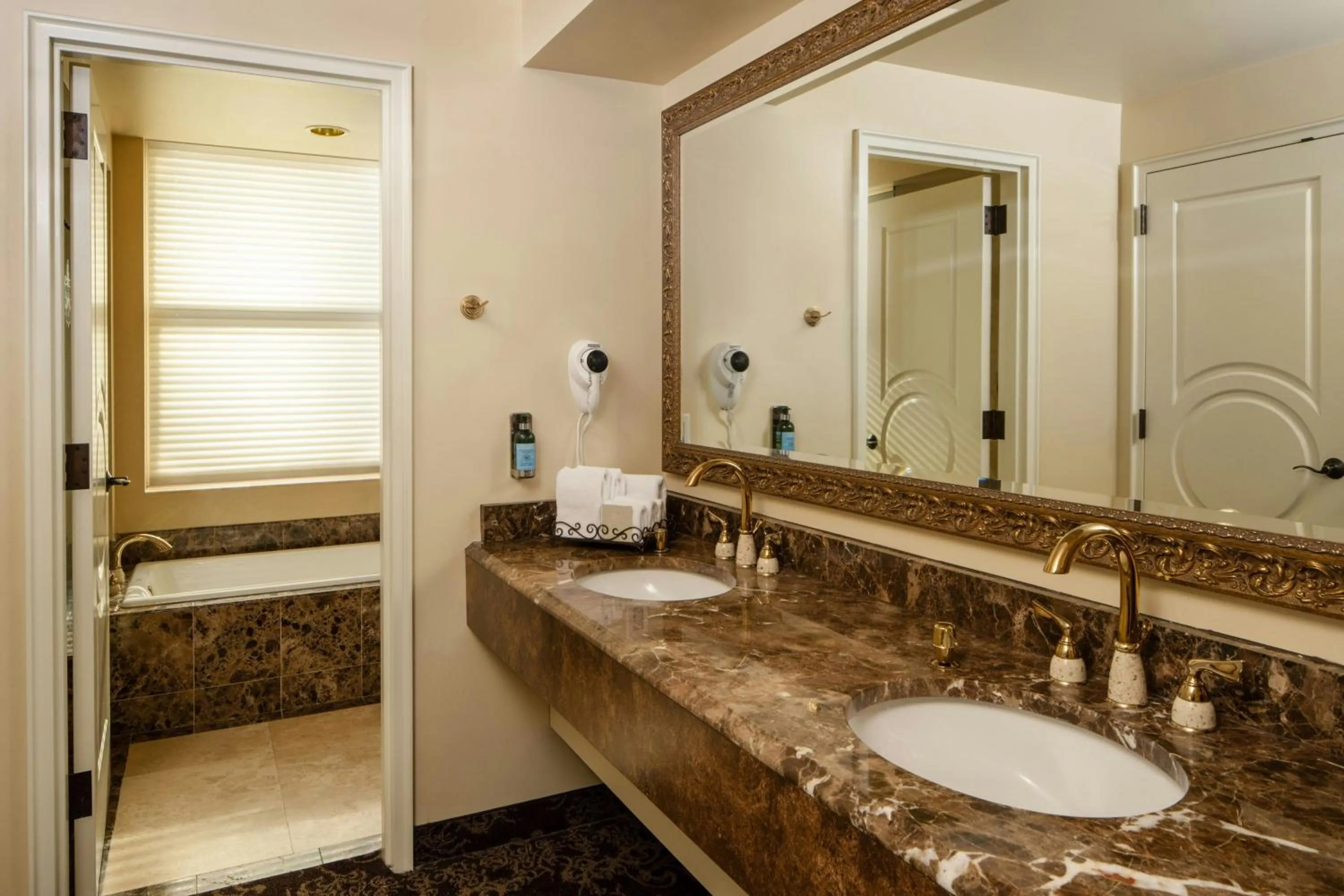 Photo of the whole room in Davenport Hotel, Autograph Collection