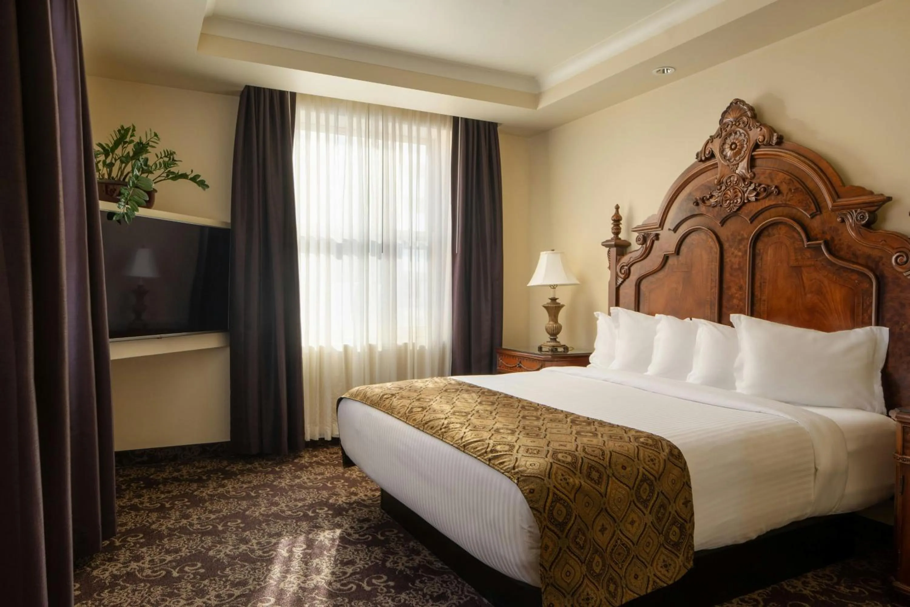 Photo of the whole room, Bed in Davenport Hotel, Autograph Collection