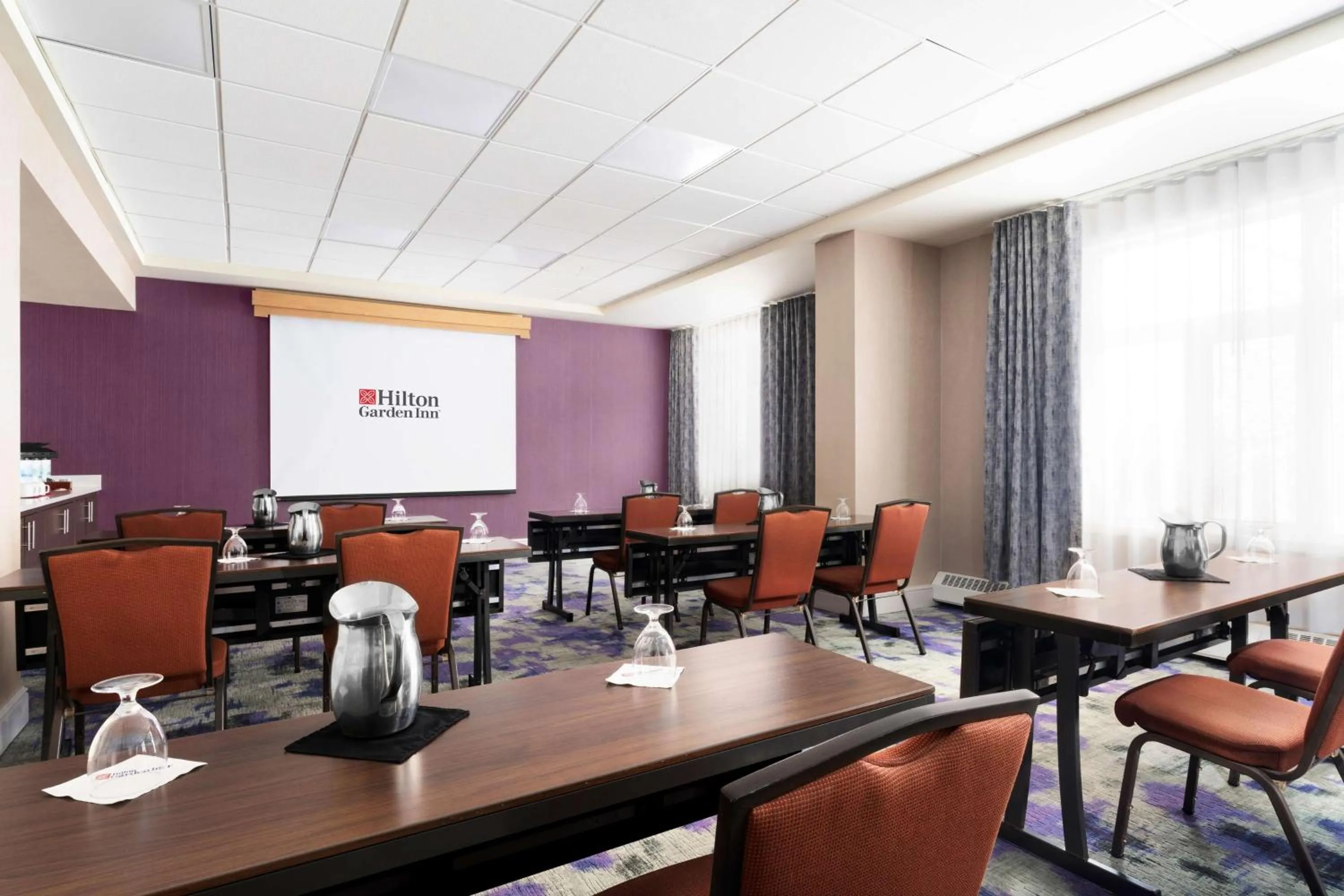 Meeting/conference room in Hilton Garden Inn Calgary Airport