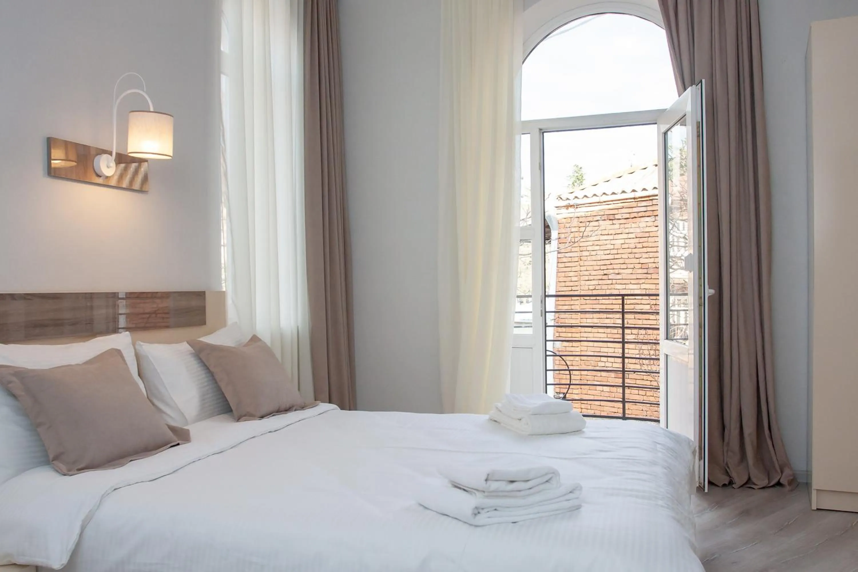 Balcony/Terrace, Bed in Hotel Casa calda