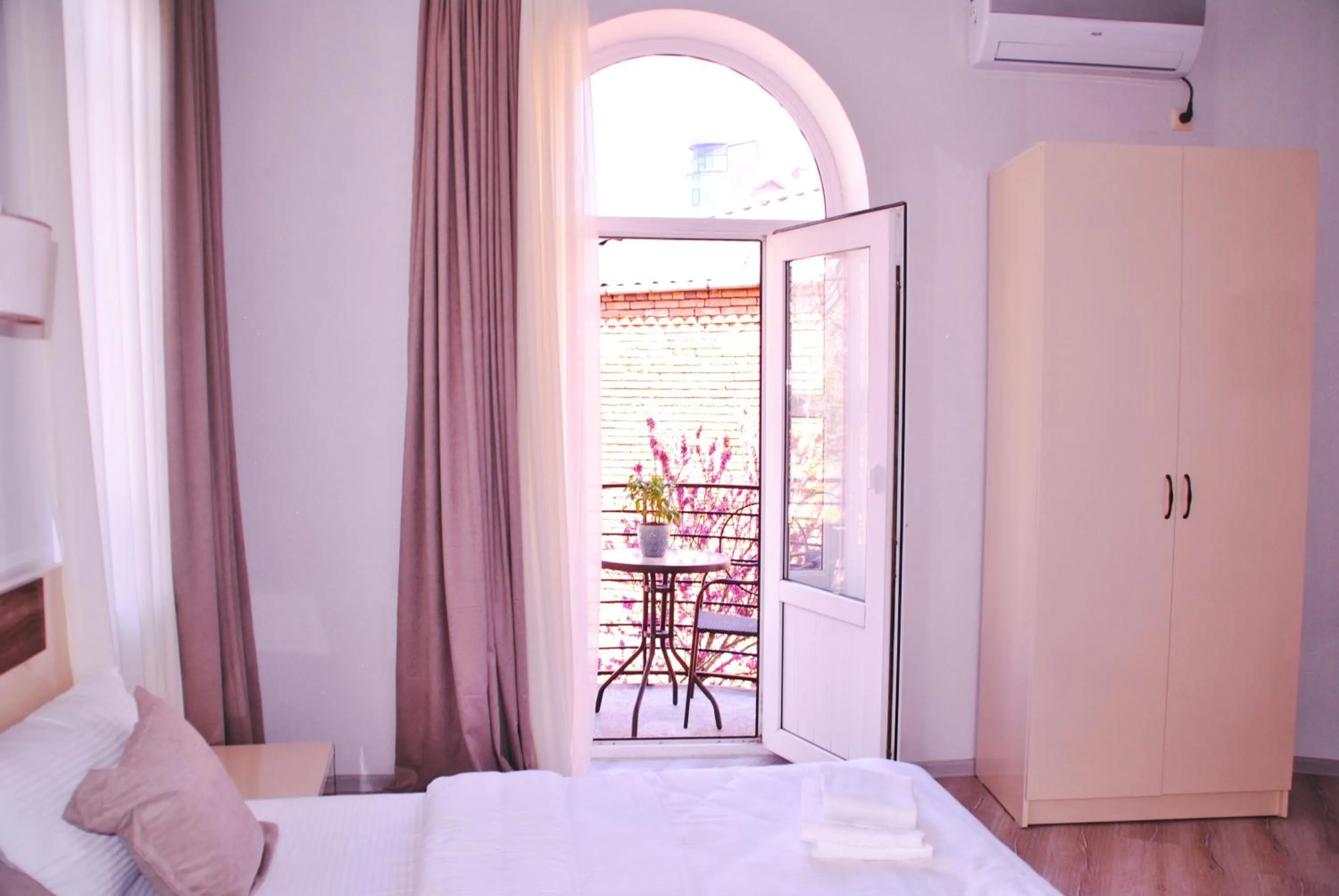 Balcony/Terrace, Bed in Hotel Casa calda