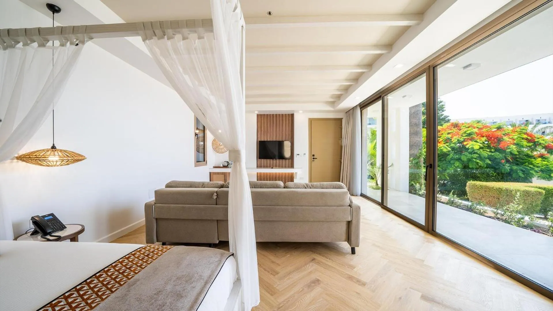 Photo of the whole room, Bed in Acapulco Resort Hotel