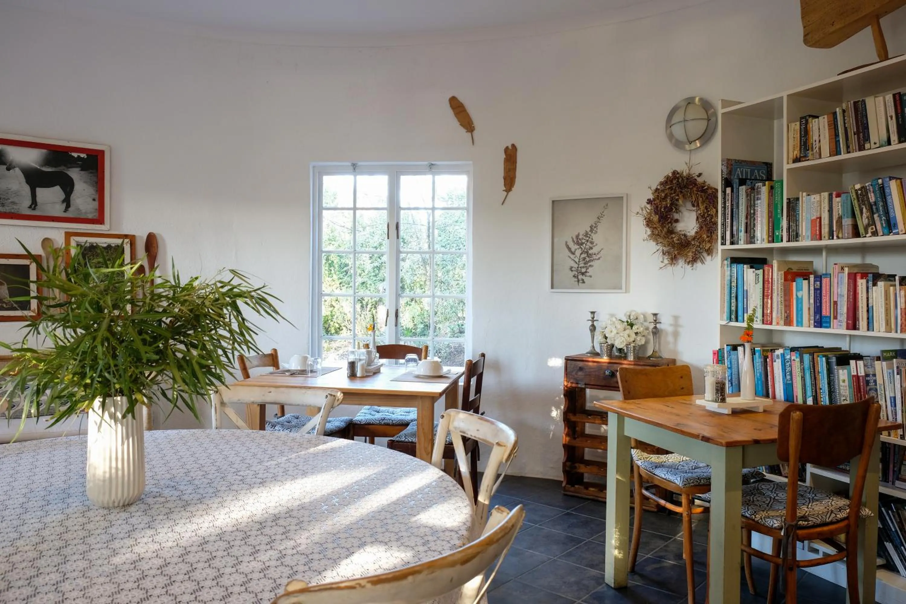 Library in Kogman & Keisie Guest Farm