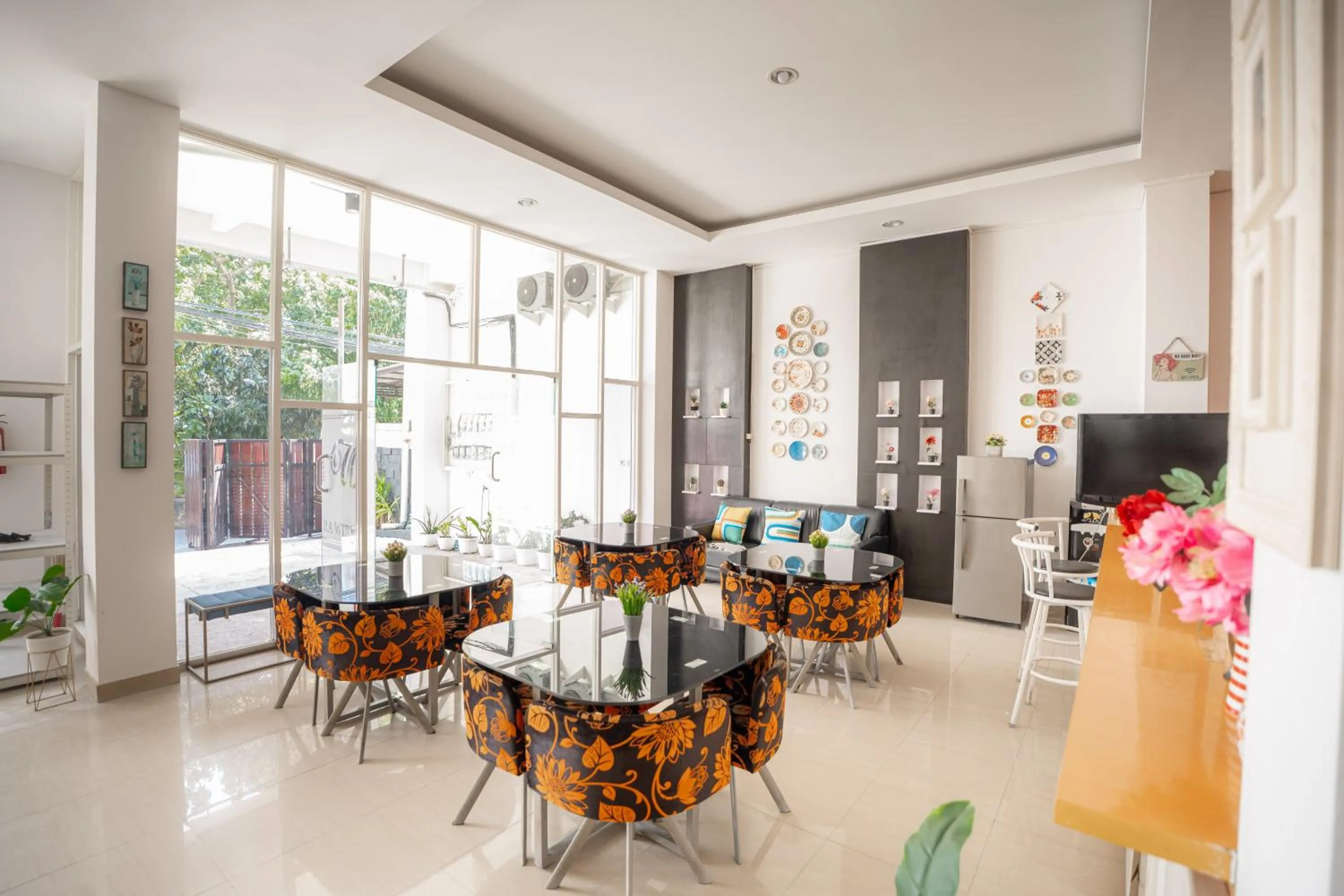 Lobby or reception in Hotel Pratisarawirya by The Loka