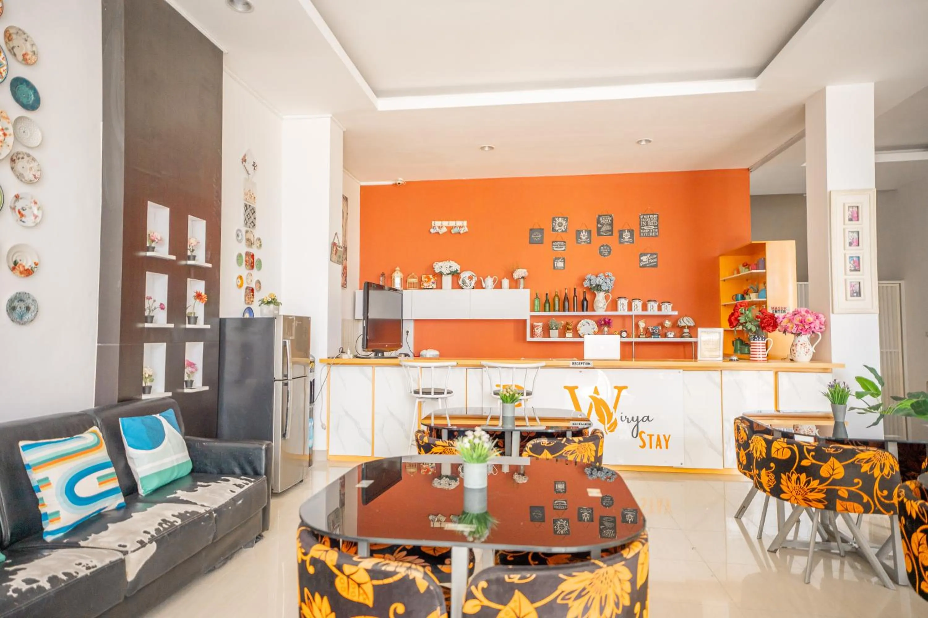 Lobby or reception in Hotel Pratisarawirya by The Loka