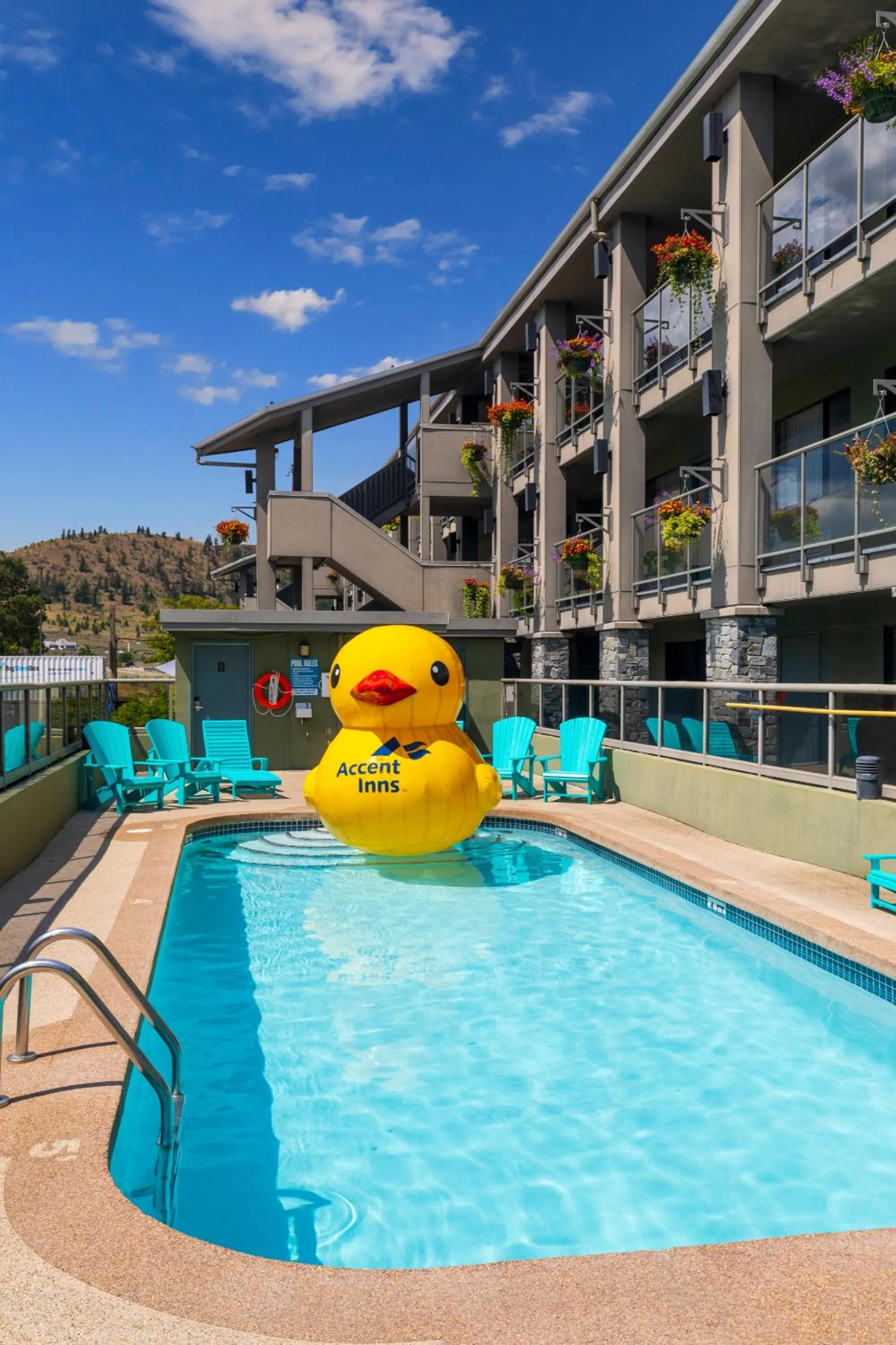 Swimming pool in Accent Inns Kamloops