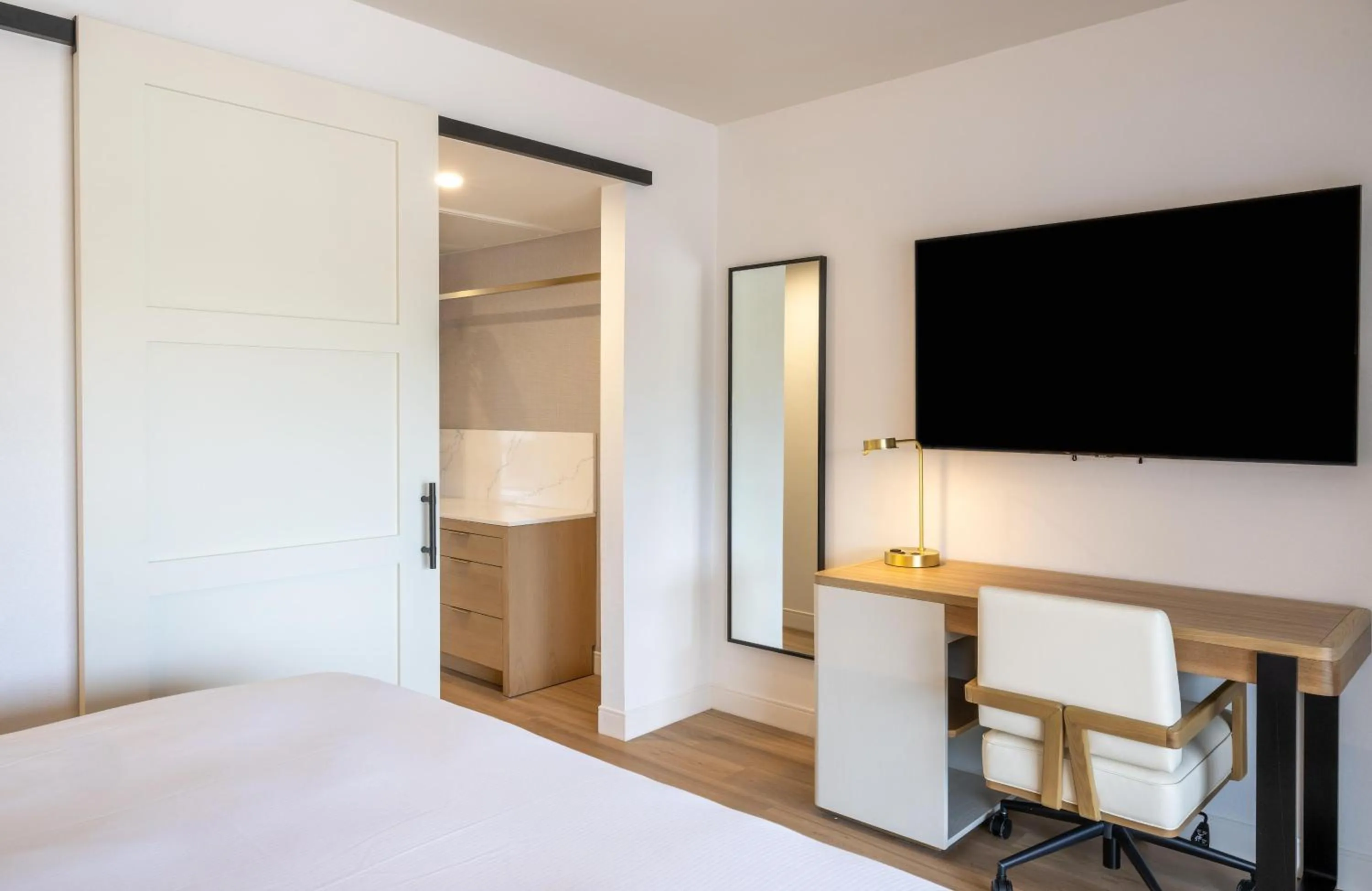 Bedroom, Bed in Hilton Phoenix Resort at the Peak