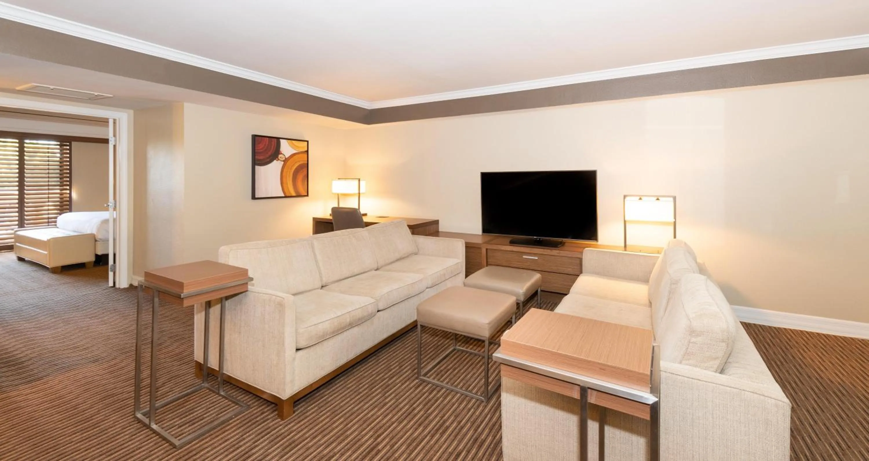 Living room, Bed in Hilton Phoenix Resort at the Peak