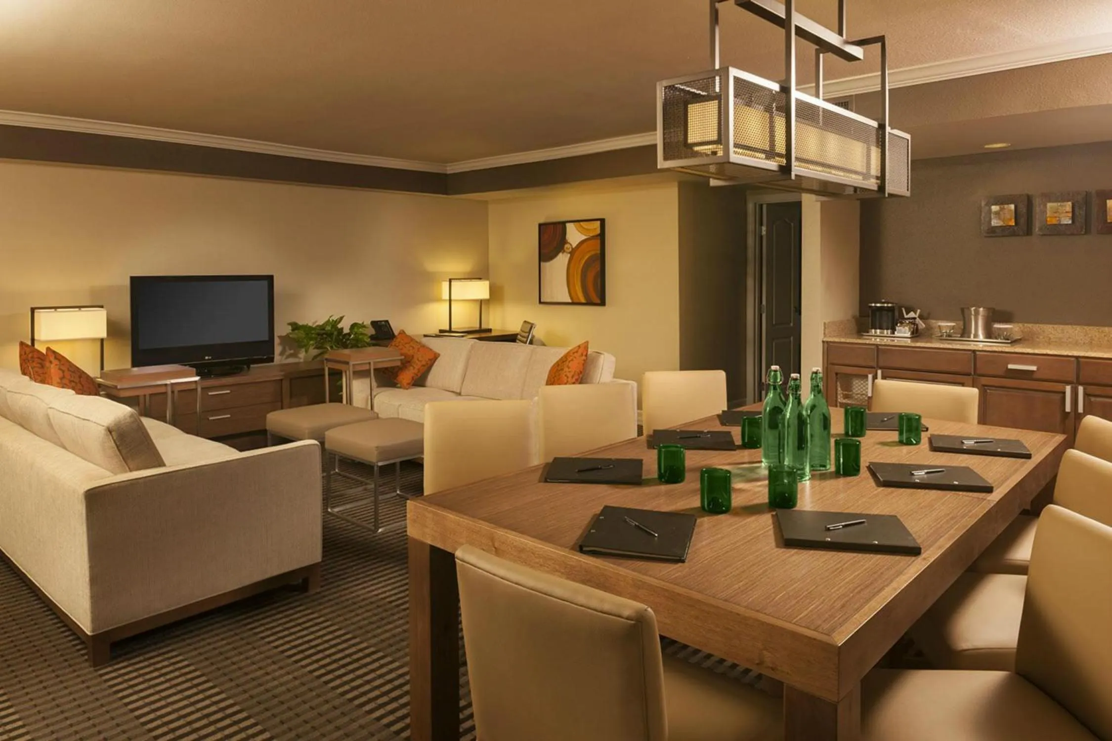 Living room in Hilton Phoenix Resort at the Peak