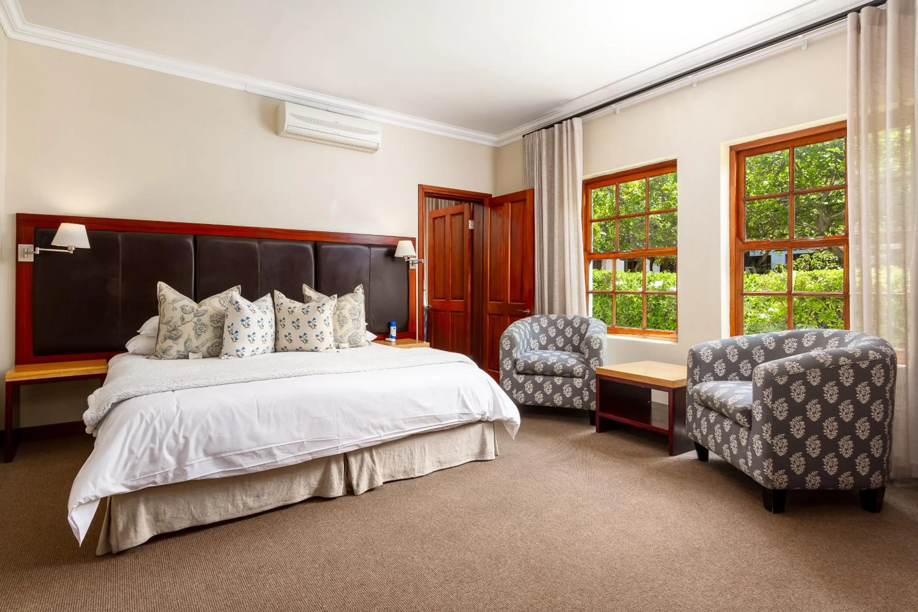 Bed in Noordhoek Village Hotel