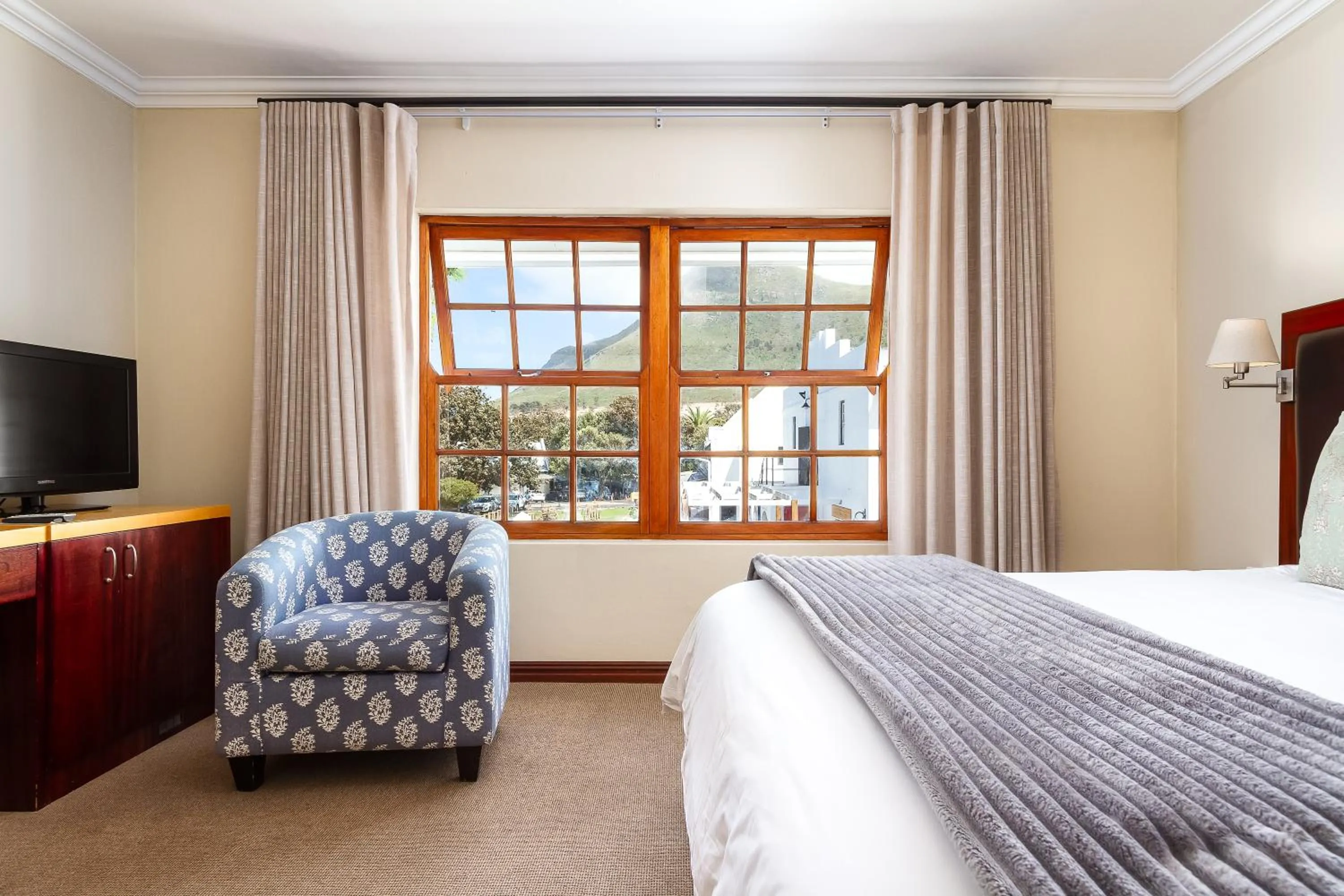 Bed in Noordhoek Village Hotel