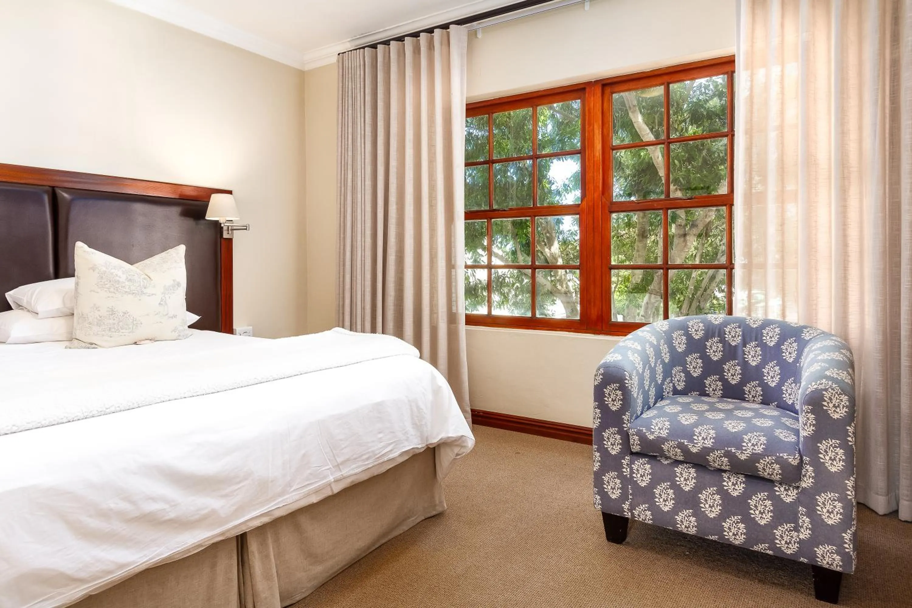 Bed in Noordhoek Village Hotel